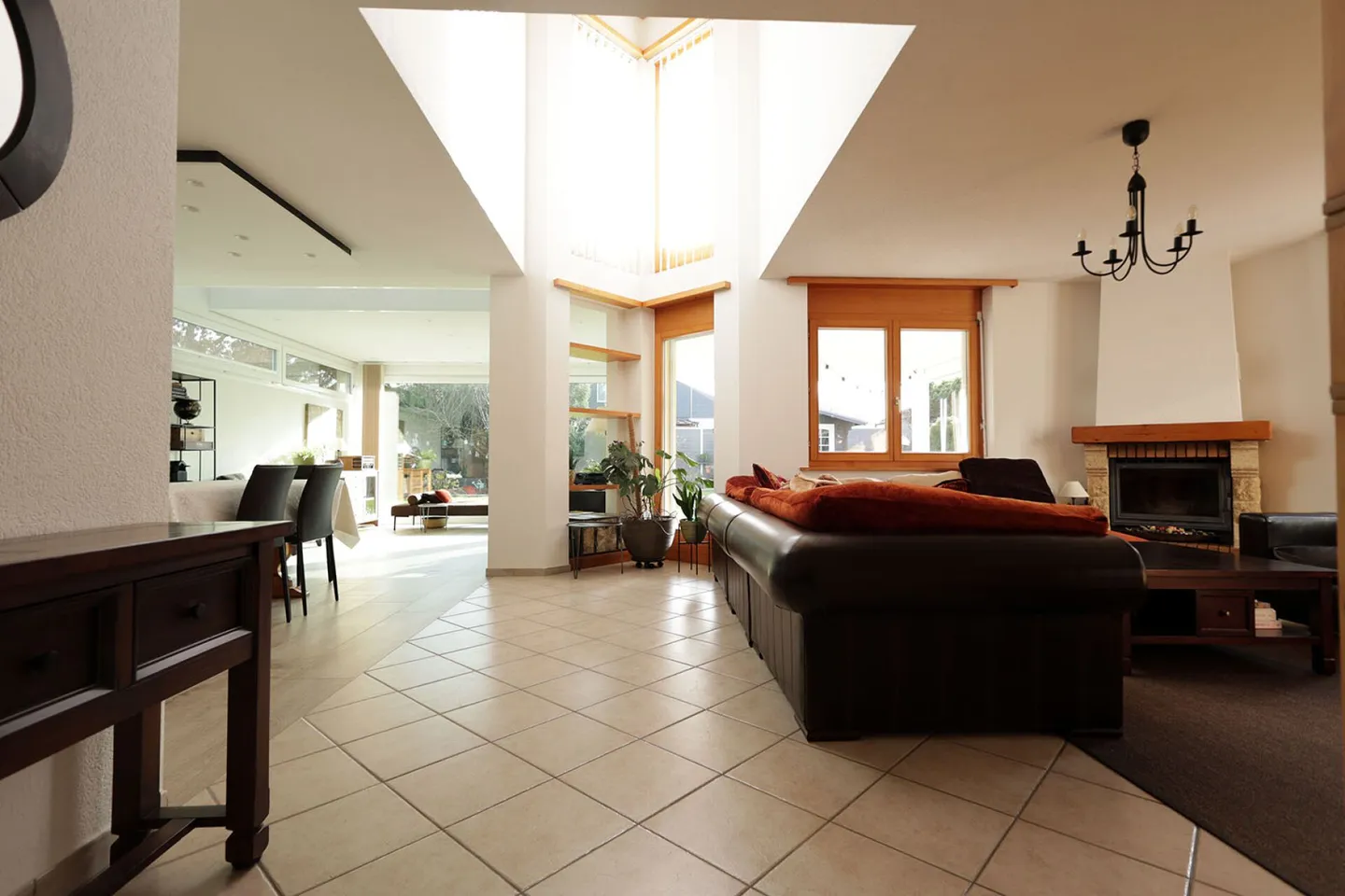 Spacious 6-room villa with classic architecture - Photo 9 of 19