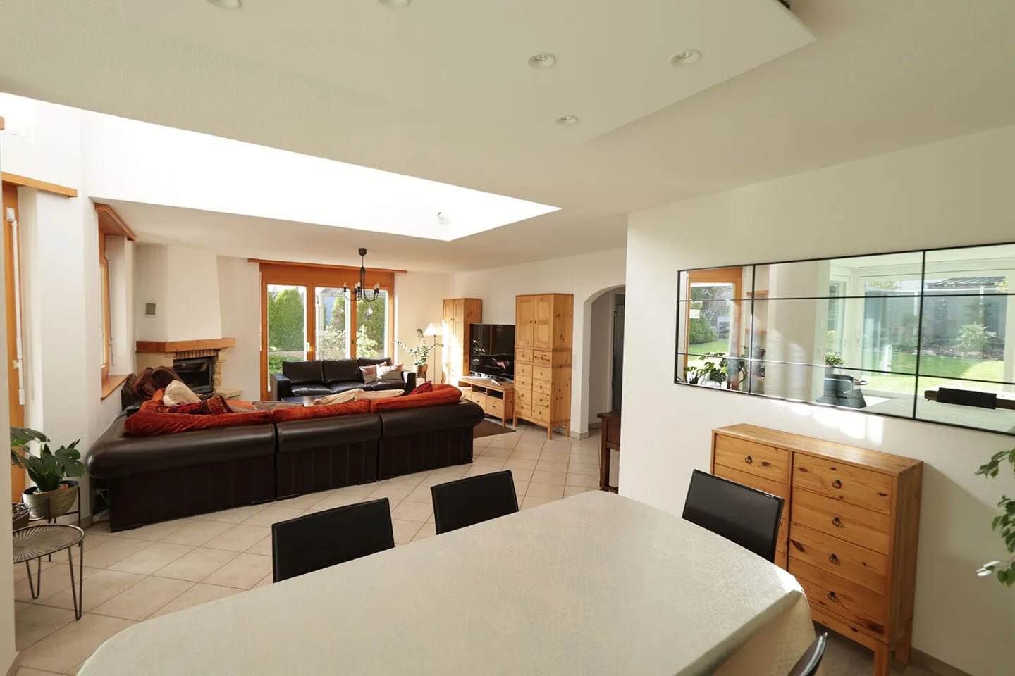 Spacious 6-room villa with classic architecture - Photo 10 of 19