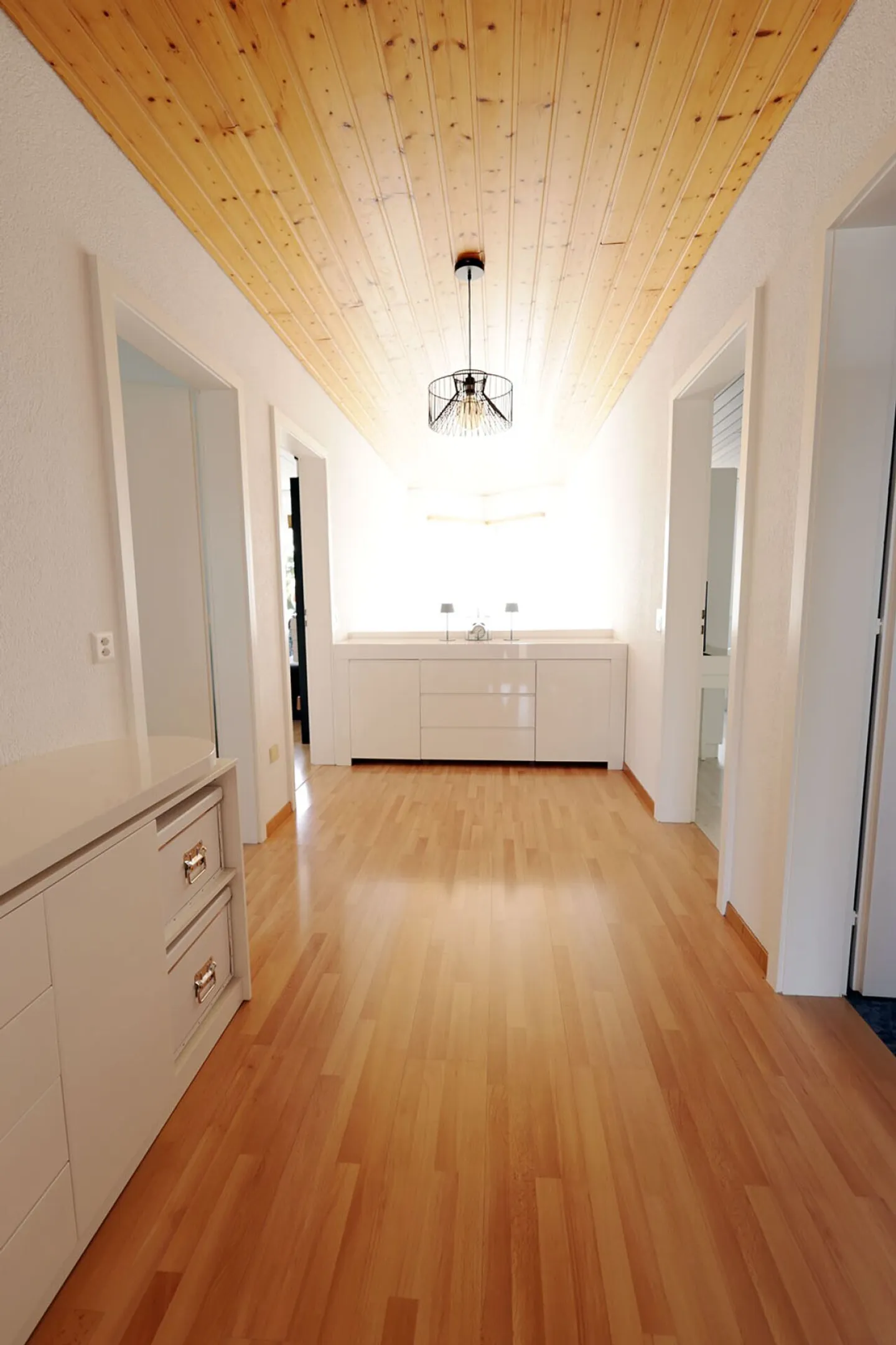 Spacious 6-room villa with classic architecture - Photo 14 of 19