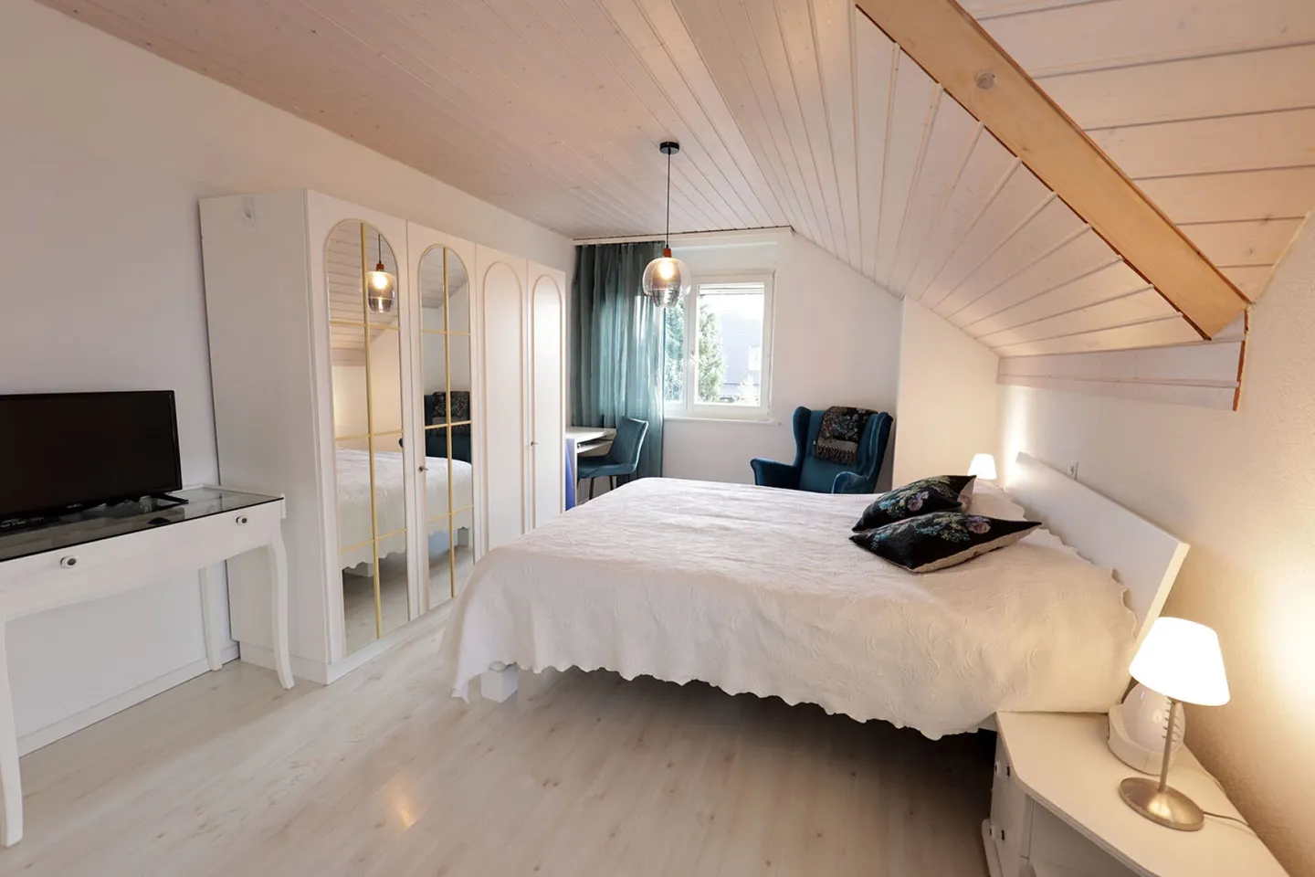 Spacious 6-room villa with classic architecture - Photo 16 of 19