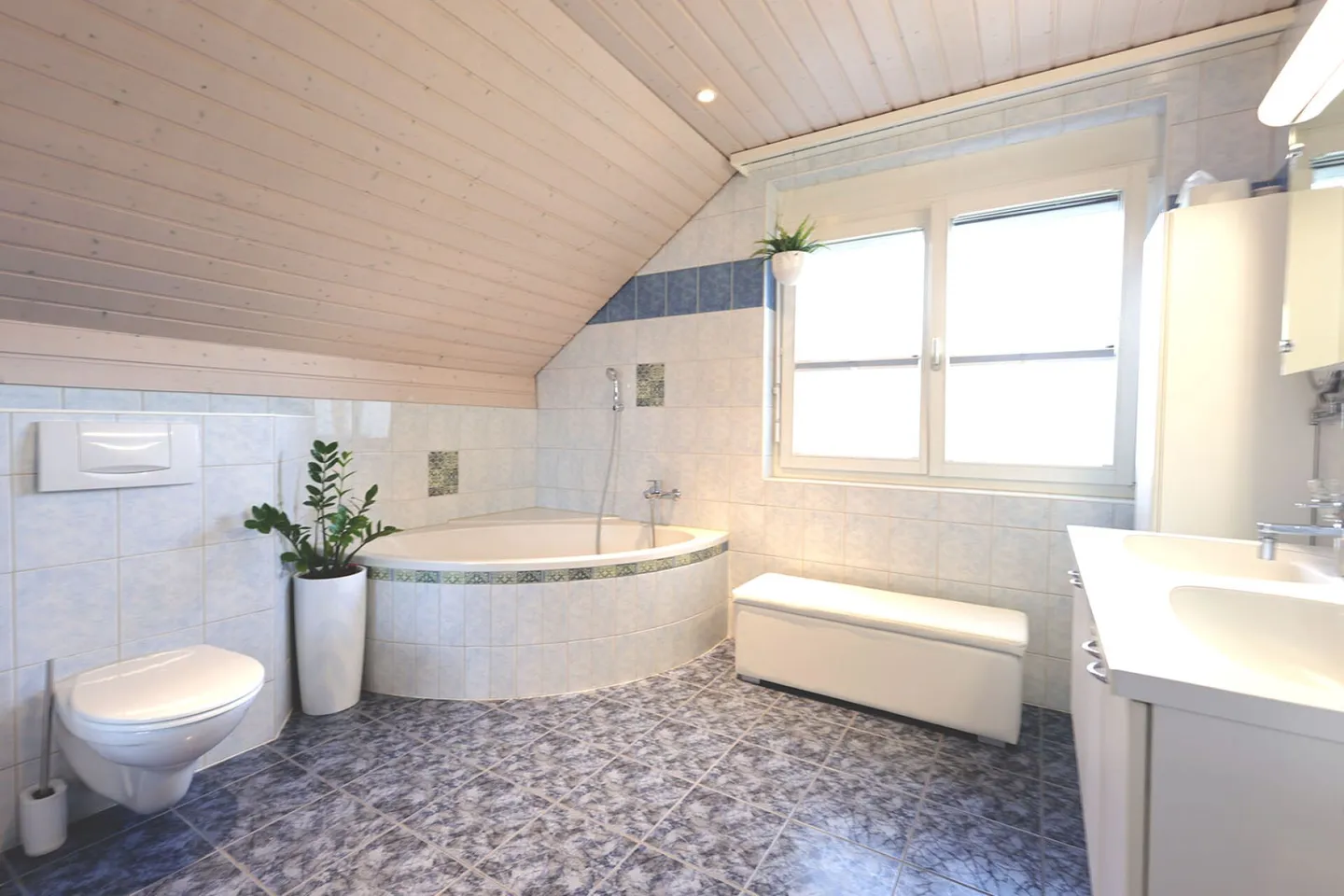 Spacious 6-room villa with classic architecture - Photo 19 of 19