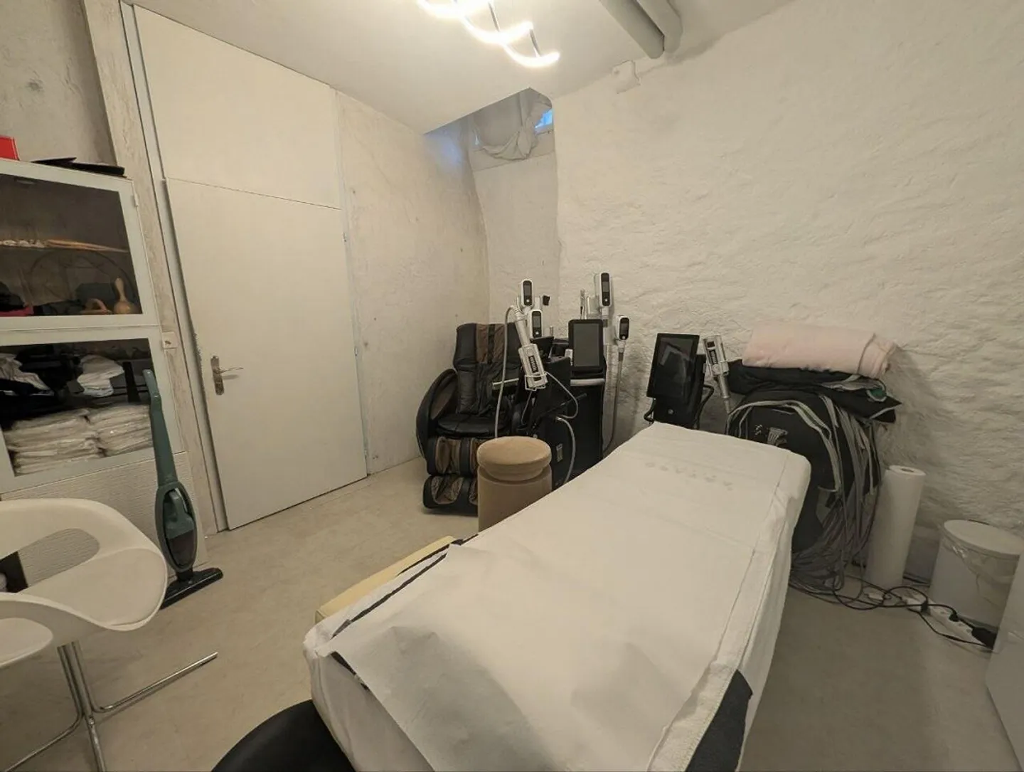 Exclusive Beauty Salon with Established Clientele - Photo 5 of 6