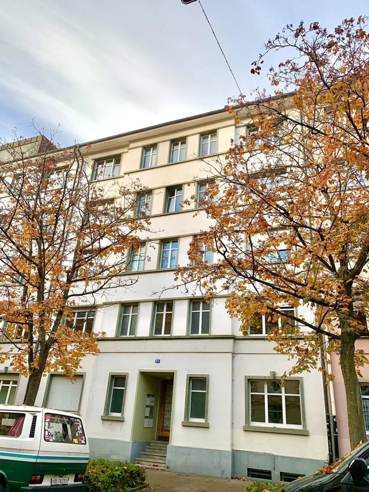 Incantevole appartamento di 2 stanze in un vecchio edificio con balcone al piano terra - Foto 1 di 8