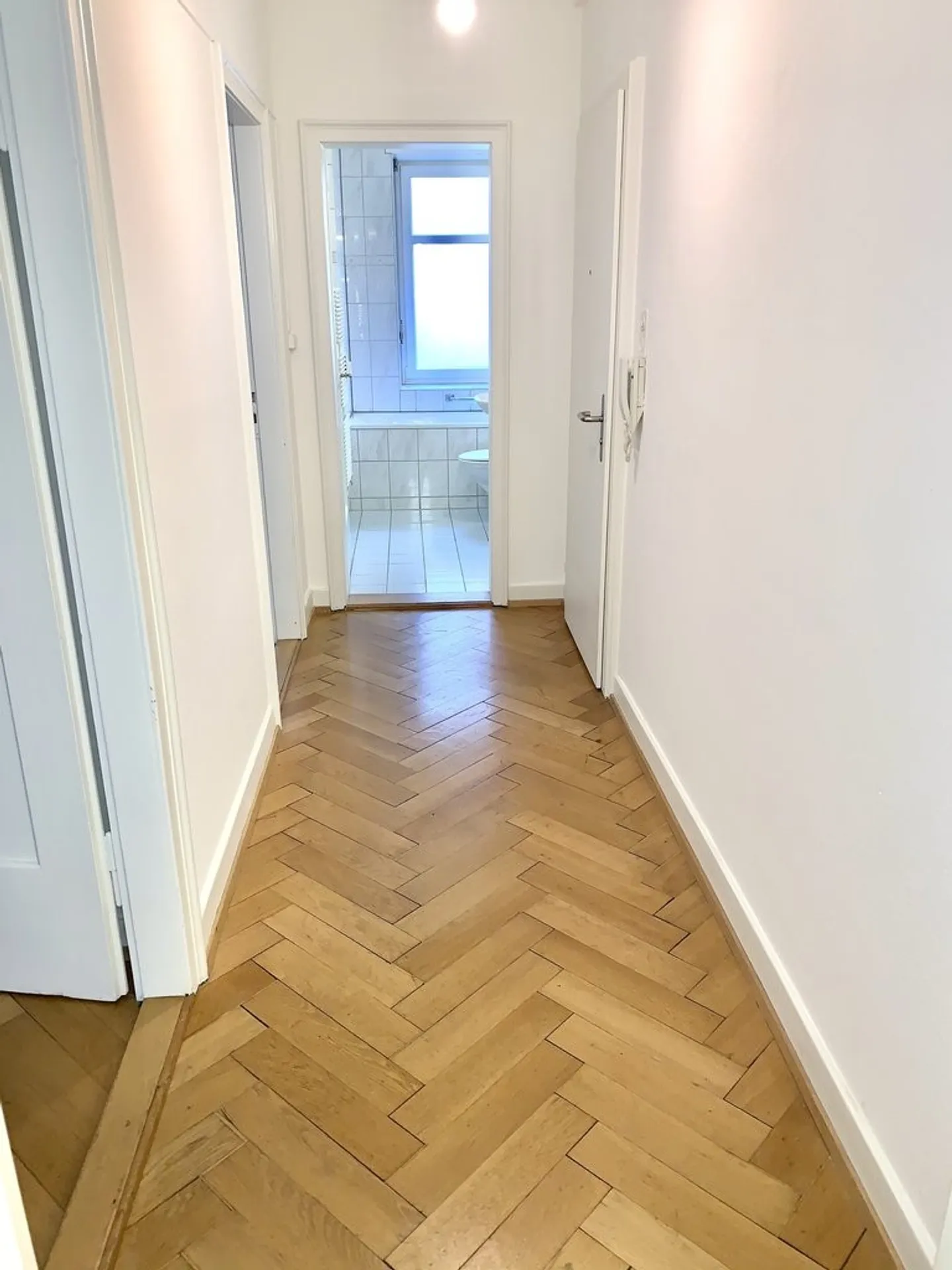 Incantevole appartamento di 2 stanze in un vecchio edificio con balcone al piano terra - Foto 2 di 8