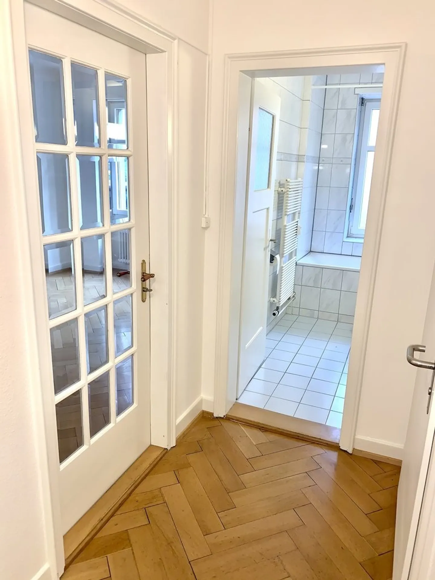 Incantevole appartamento di 2 stanze in un vecchio edificio con balcone al piano terra - Foto 3 di 8