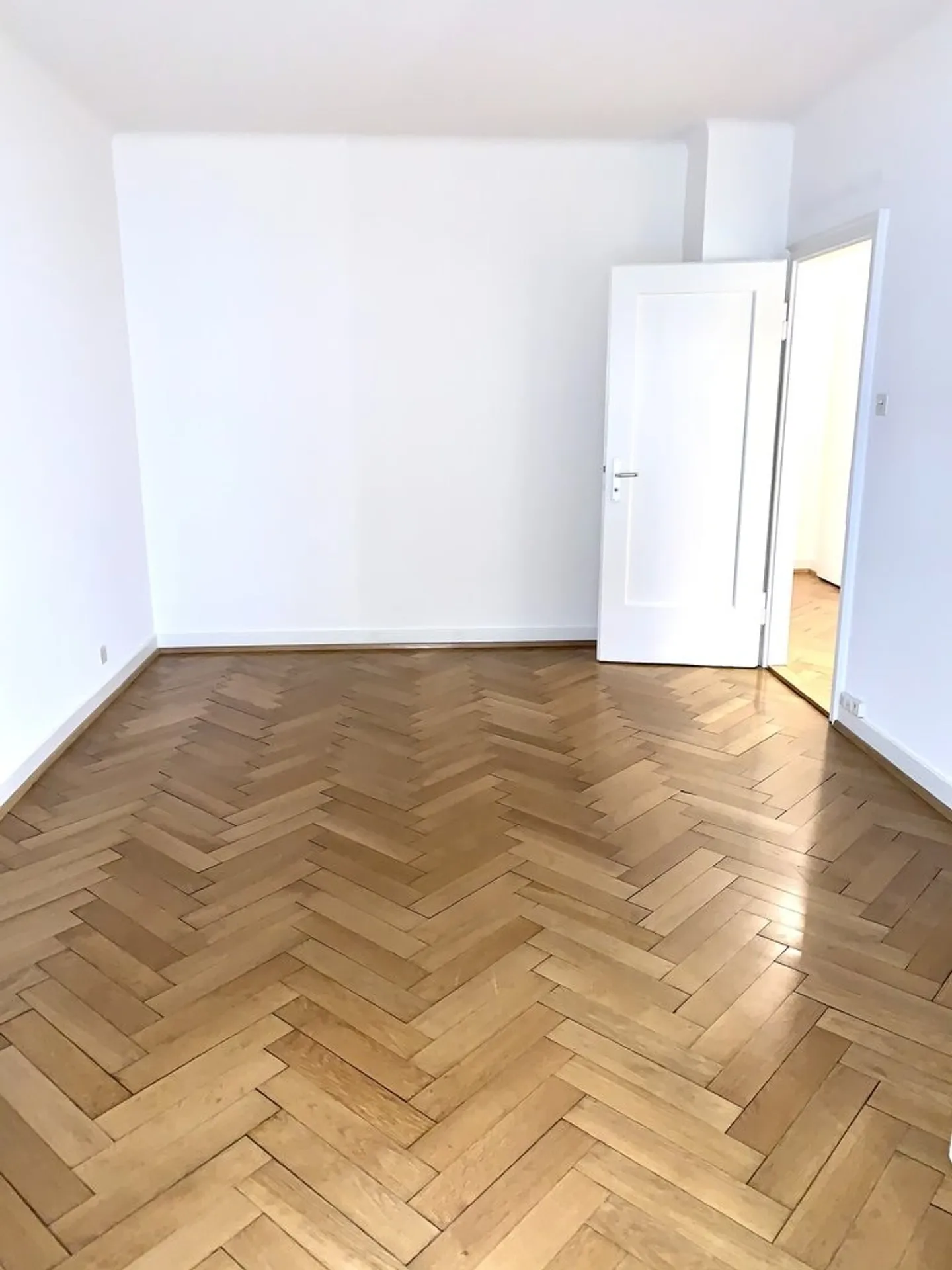 Incantevole appartamento di 2 stanze in un vecchio edificio con balcone al piano terra - Foto 6 di 8