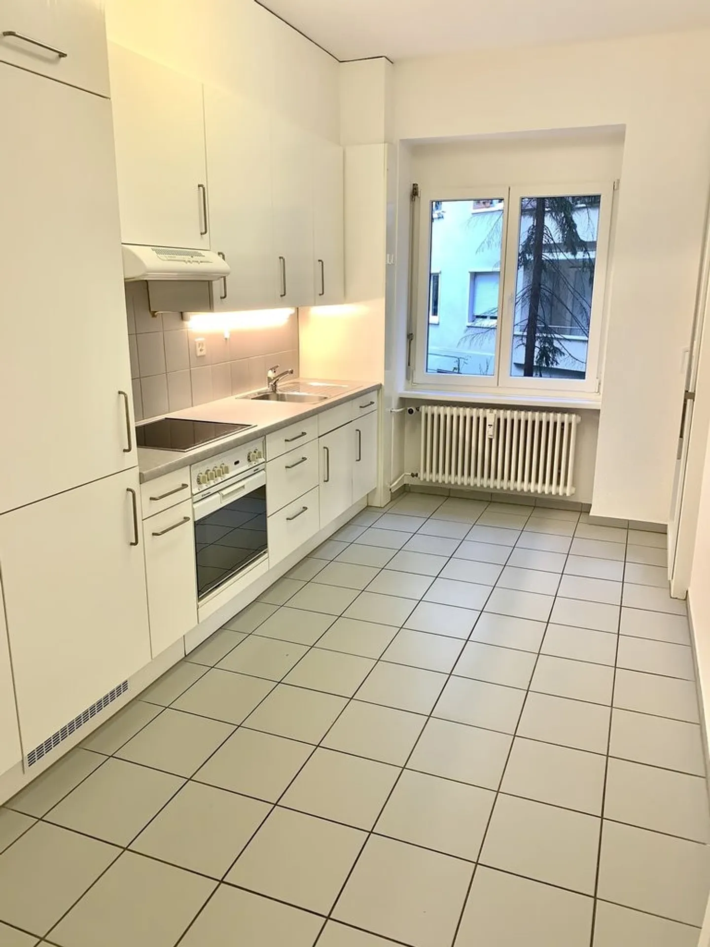 Incantevole appartamento di 2 stanze in un vecchio edificio con balcone al piano terra - Foto 7 di 8