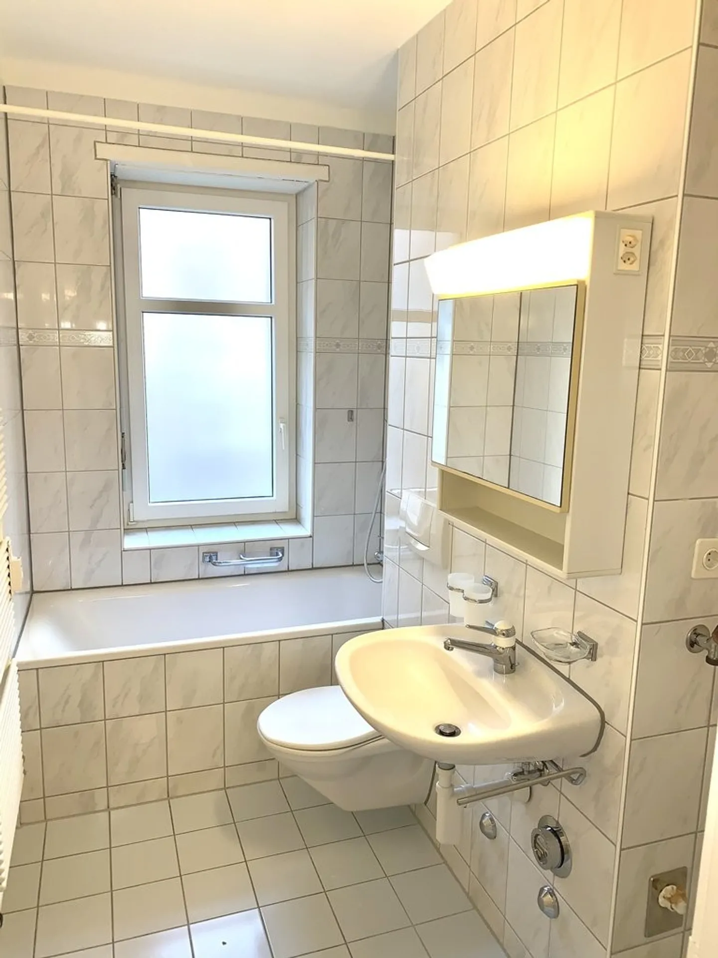 Incantevole appartamento di 2 stanze in un vecchio edificio con balcone al piano terra - Foto 8 di 8