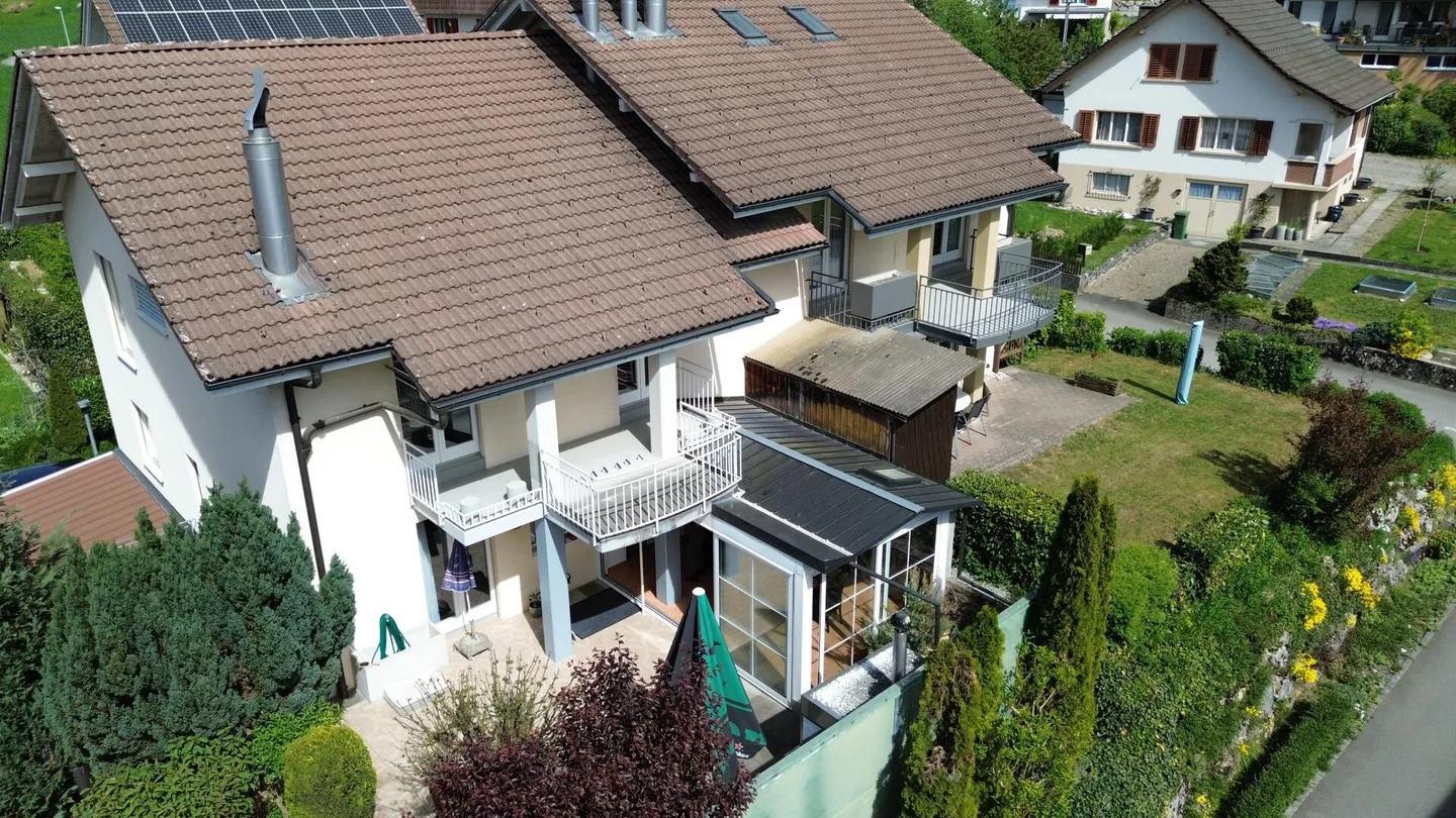 Maison jumelée exclusive de 6,5 pièces avec véranda ensoleillée et beaucoup de confort de vie - Photo 1 sur 17