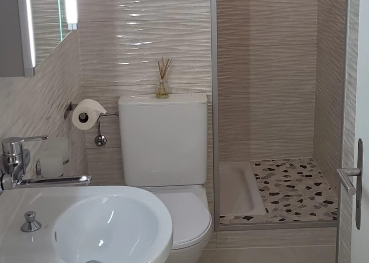 Wunderschöne kleine Wohnung. Perfekter Zustand, Dorfzentrum, Seeblick - Foto 5 von 6
