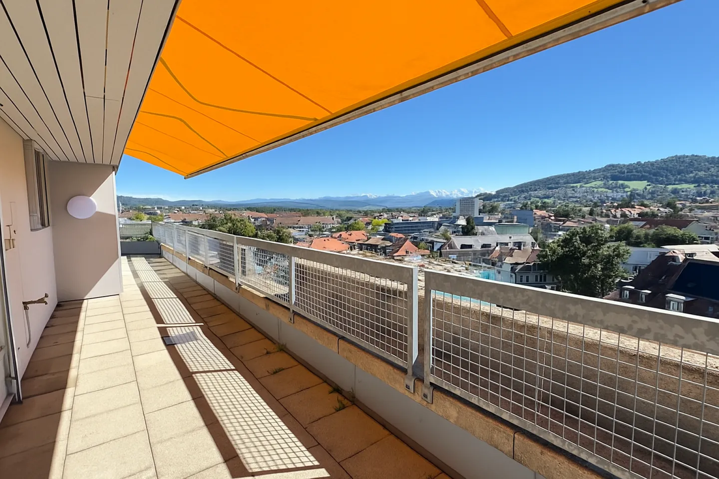 TOP Appartamento Moderno 4.5 Stanze Ristrutturato con Vista Panoramica Fantastica su Tutta Berna - Foto 3 di 18