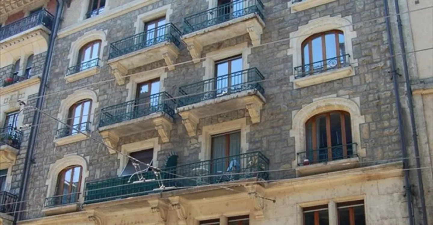 Mixed-use building for rent - Photo 1 of 1