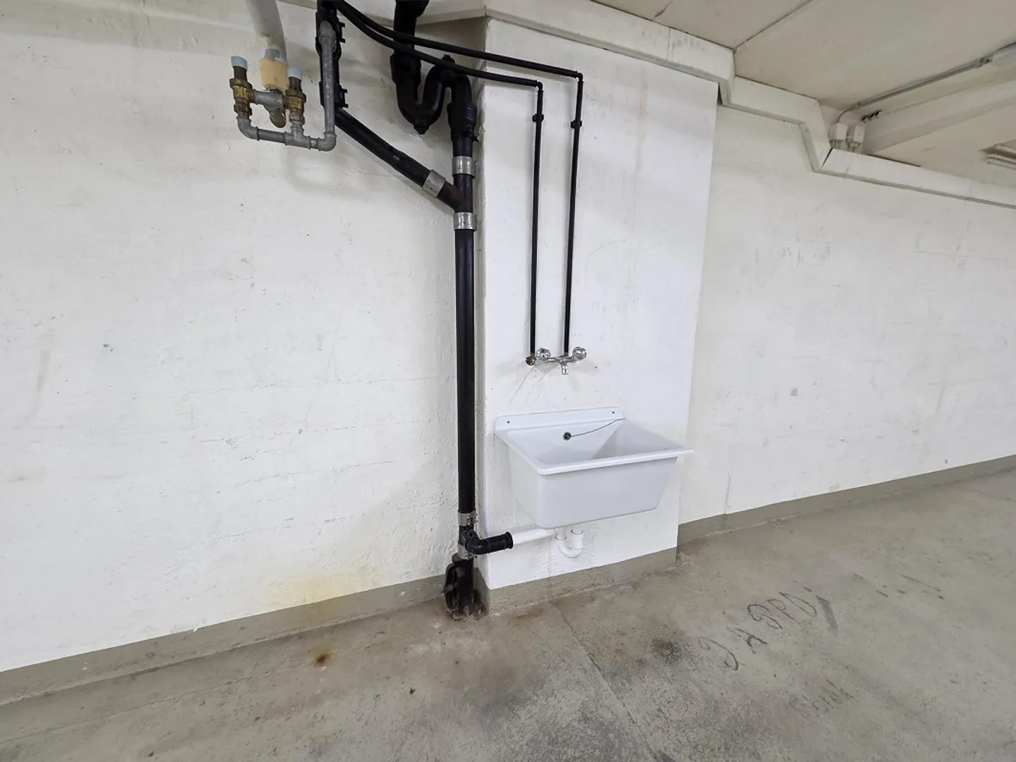 Versatile commercial space in a central location - Photo 5 of 6