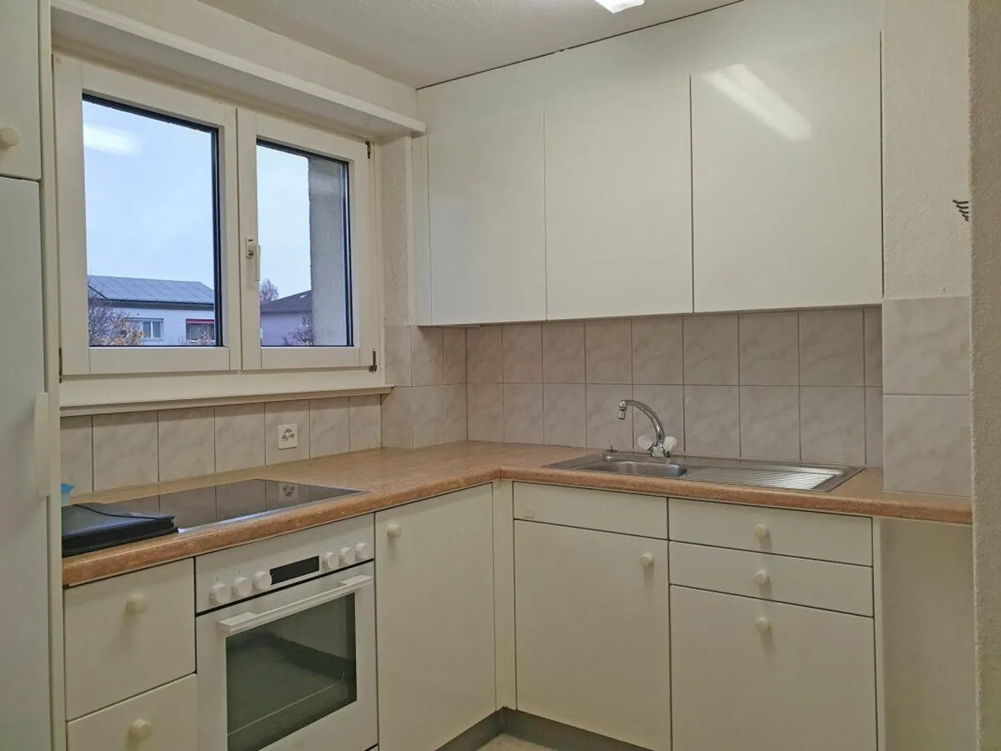 Helle teilweise renovierte Wohnung mit Balkon - Foto 1 von 12