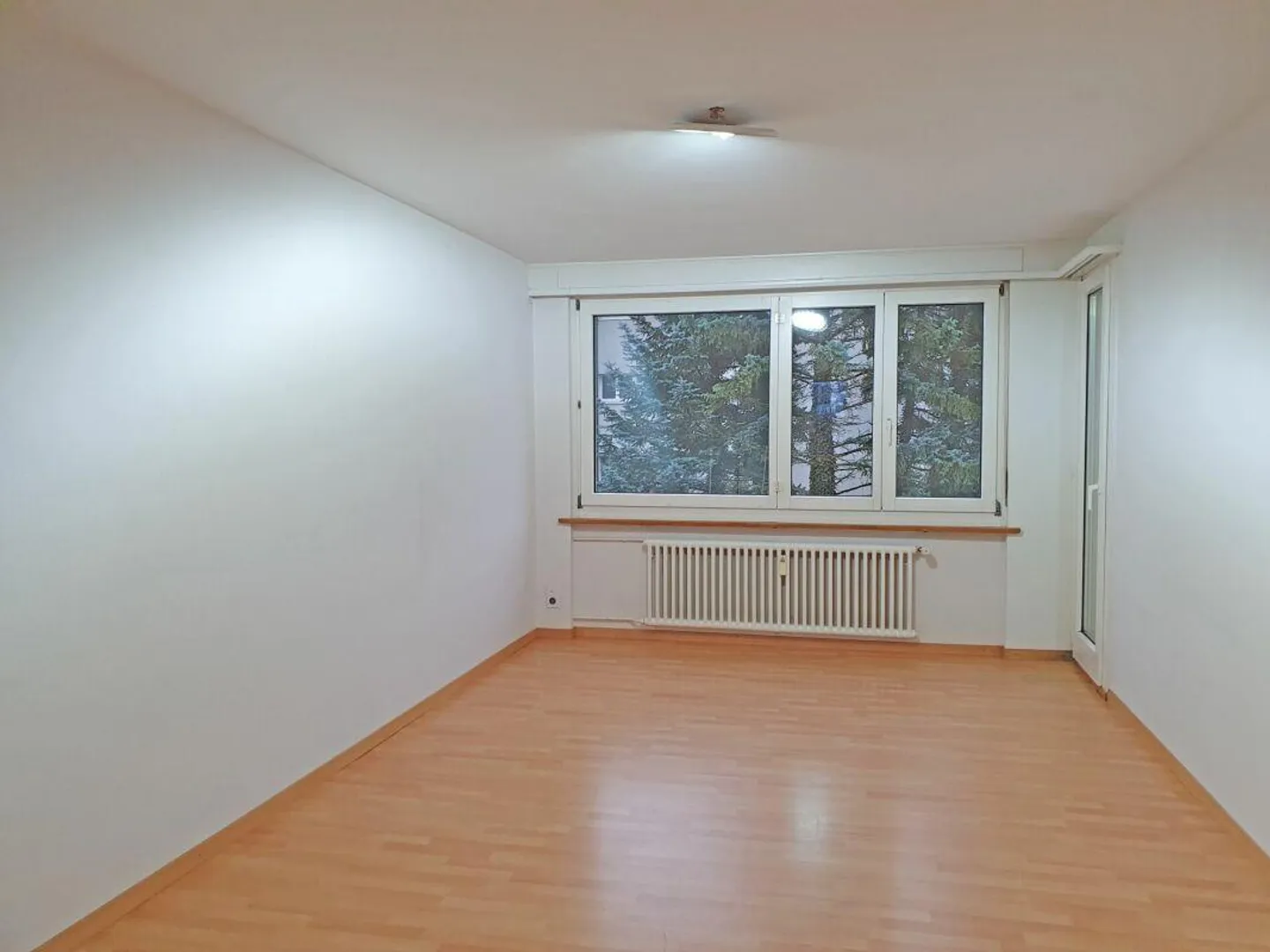 Helle teilweise renovierte Wohnung mit Balkon - Foto 2 von 12