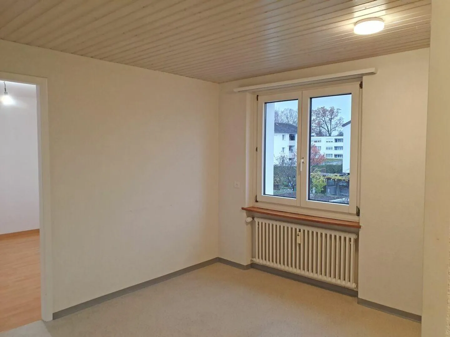 Helle teilweise renovierte Wohnung mit Balkon - Foto 5 von 12