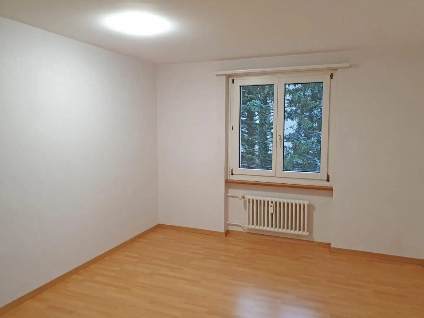 Helle teilweise renovierte Wohnung mit Balkon - Foto 6 von 12