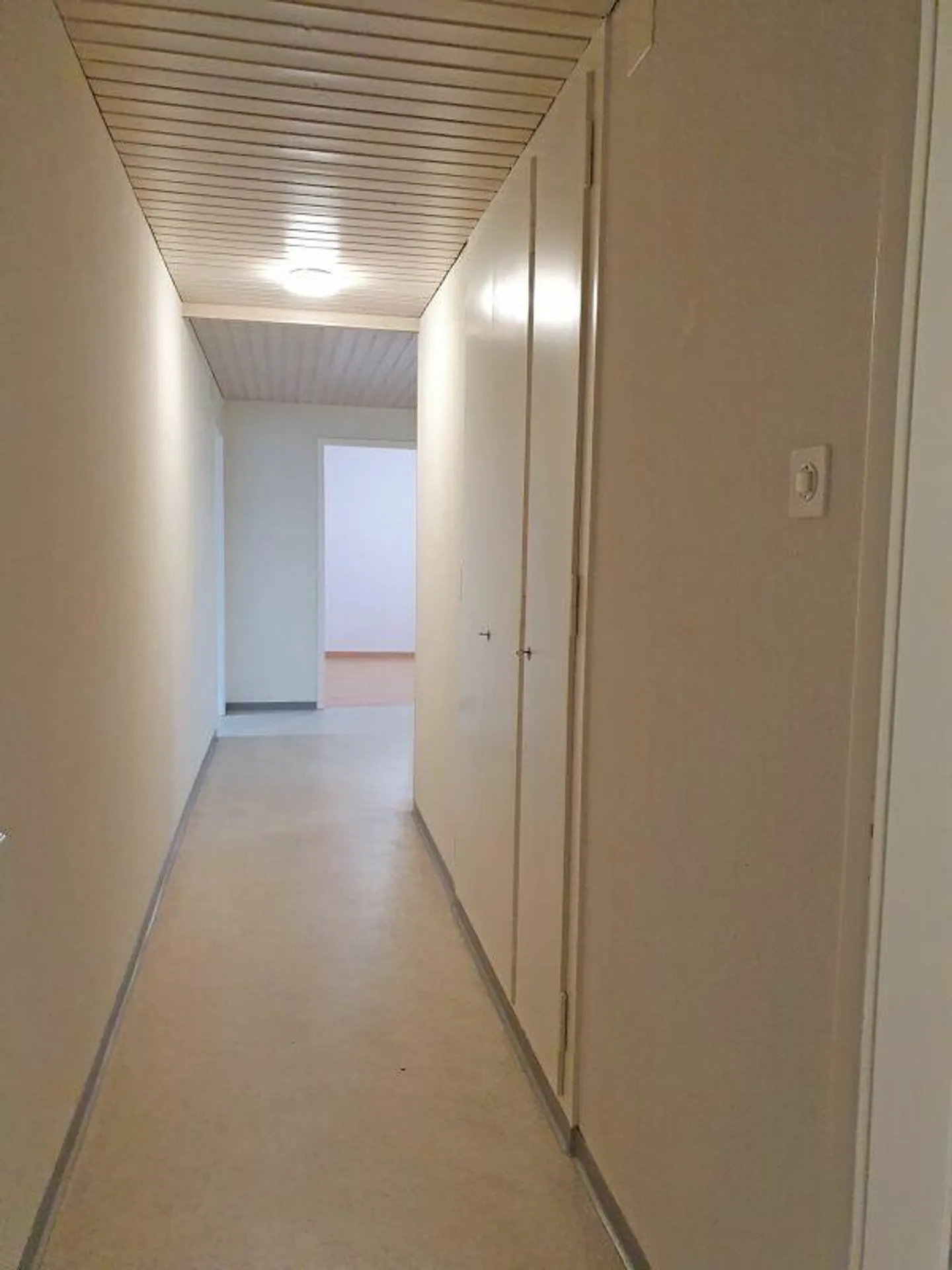 Helle teilweise renovierte Wohnung mit Balkon - Foto 7 von 12