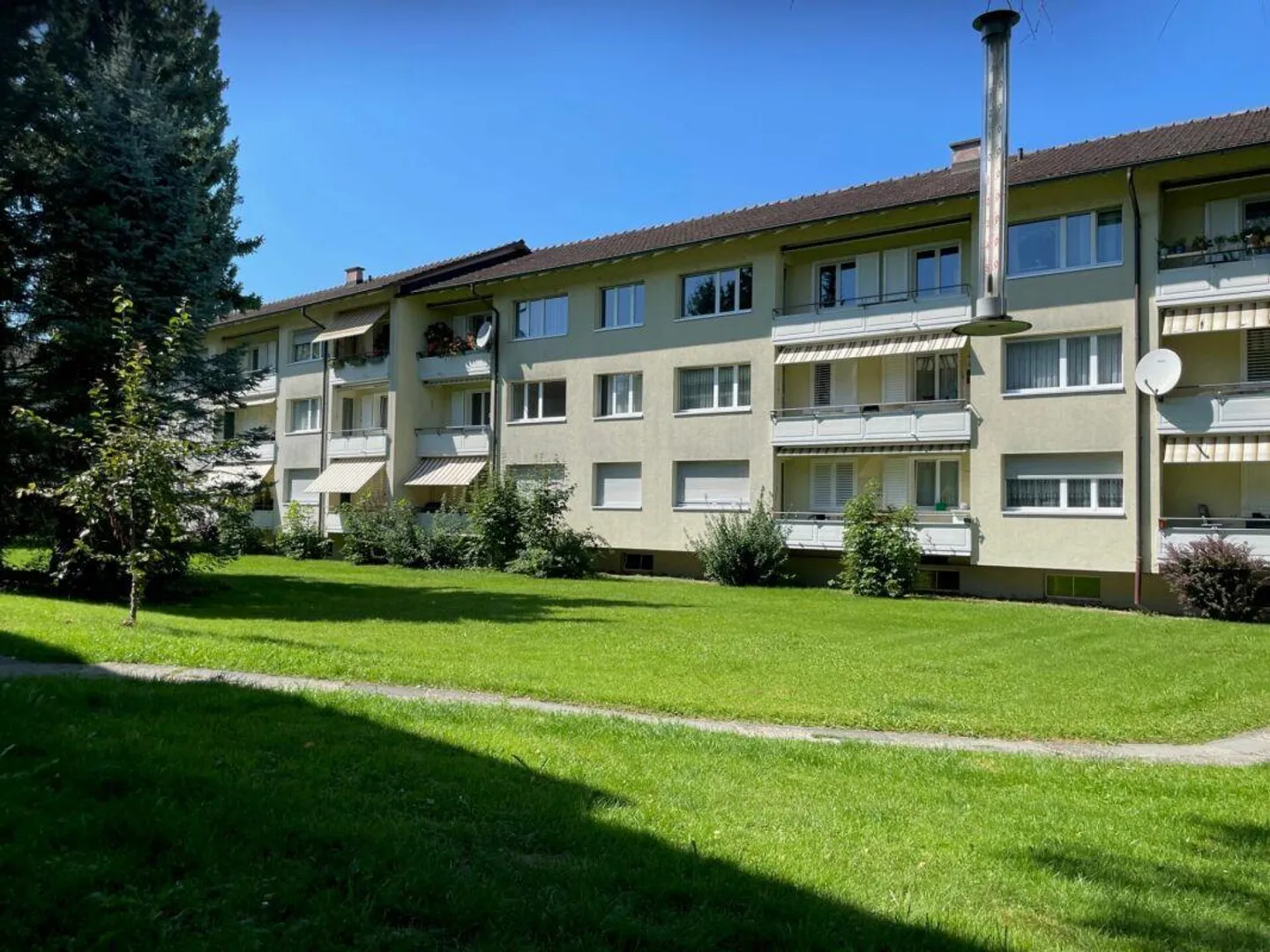 Helle teilweise renovierte Wohnung mit Balkon - Foto 9 von 12