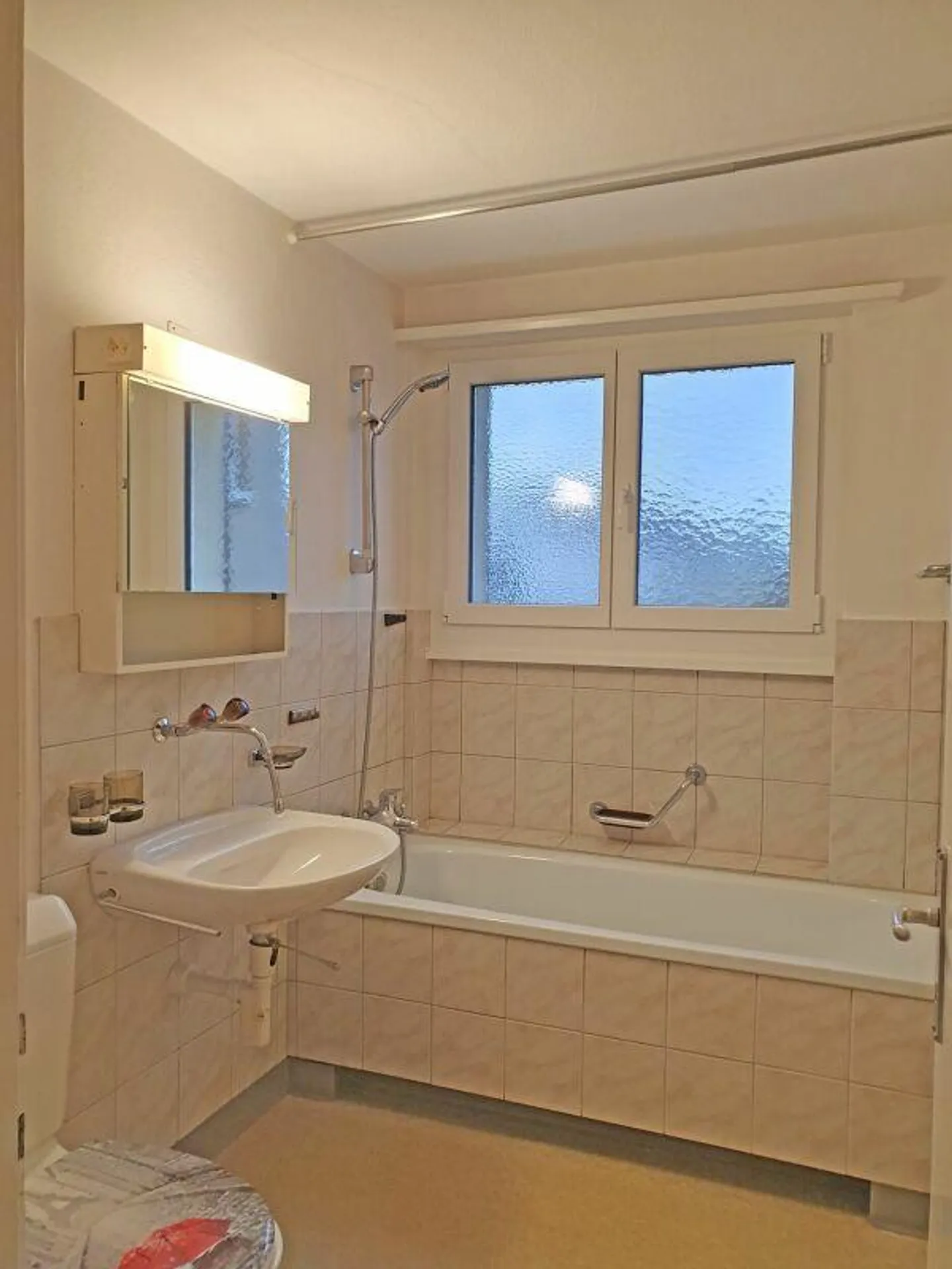 Helle teilweise renovierte Wohnung mit Balkon - Foto 8 von 12