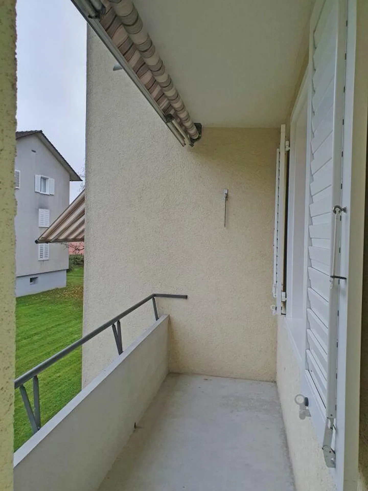 Helle teilweise renovierte Wohnung mit Balkon - Foto 3 von 12