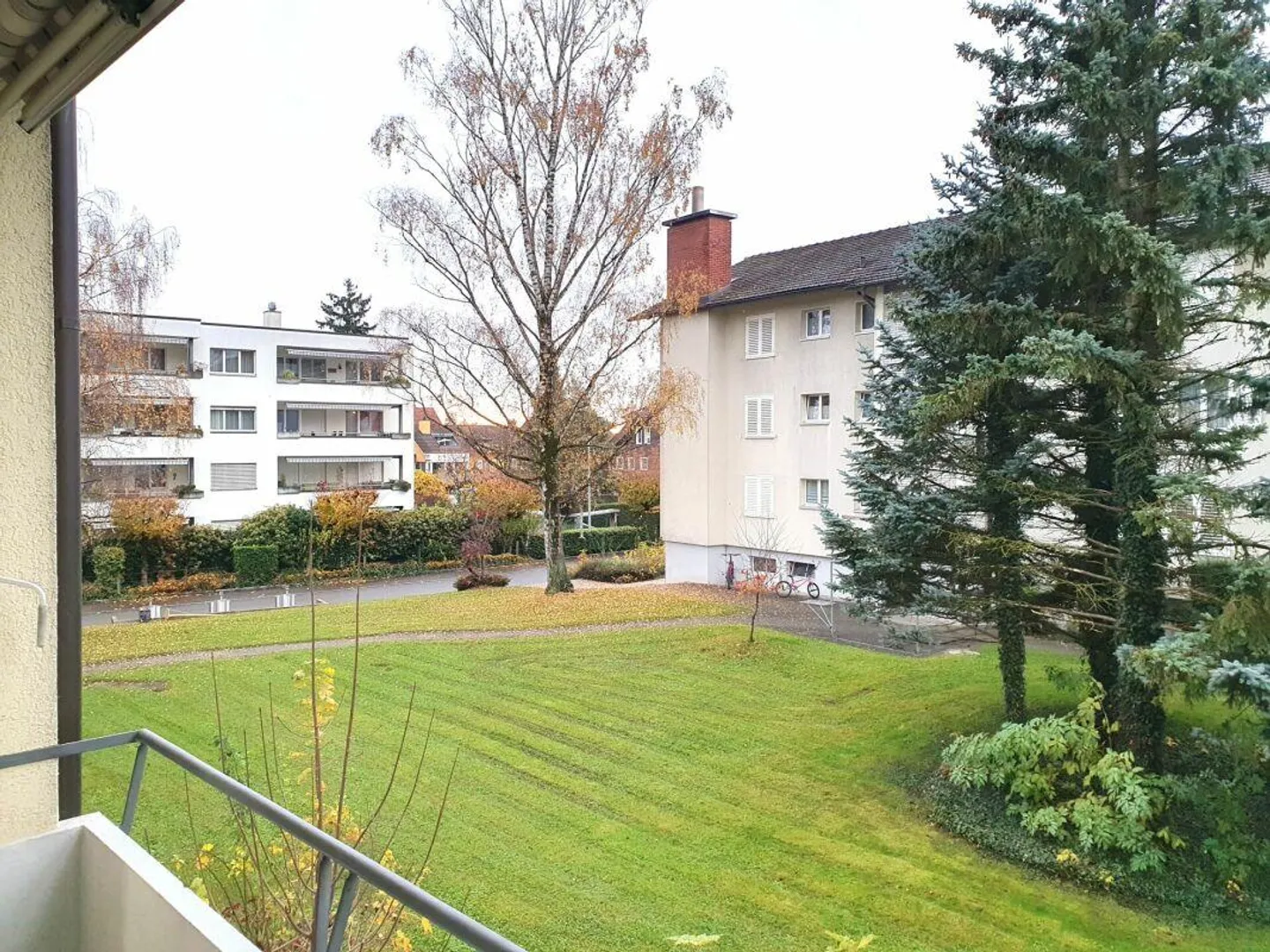 Helle teilweise renovierte Wohnung mit Balkon - Foto 4 von 12