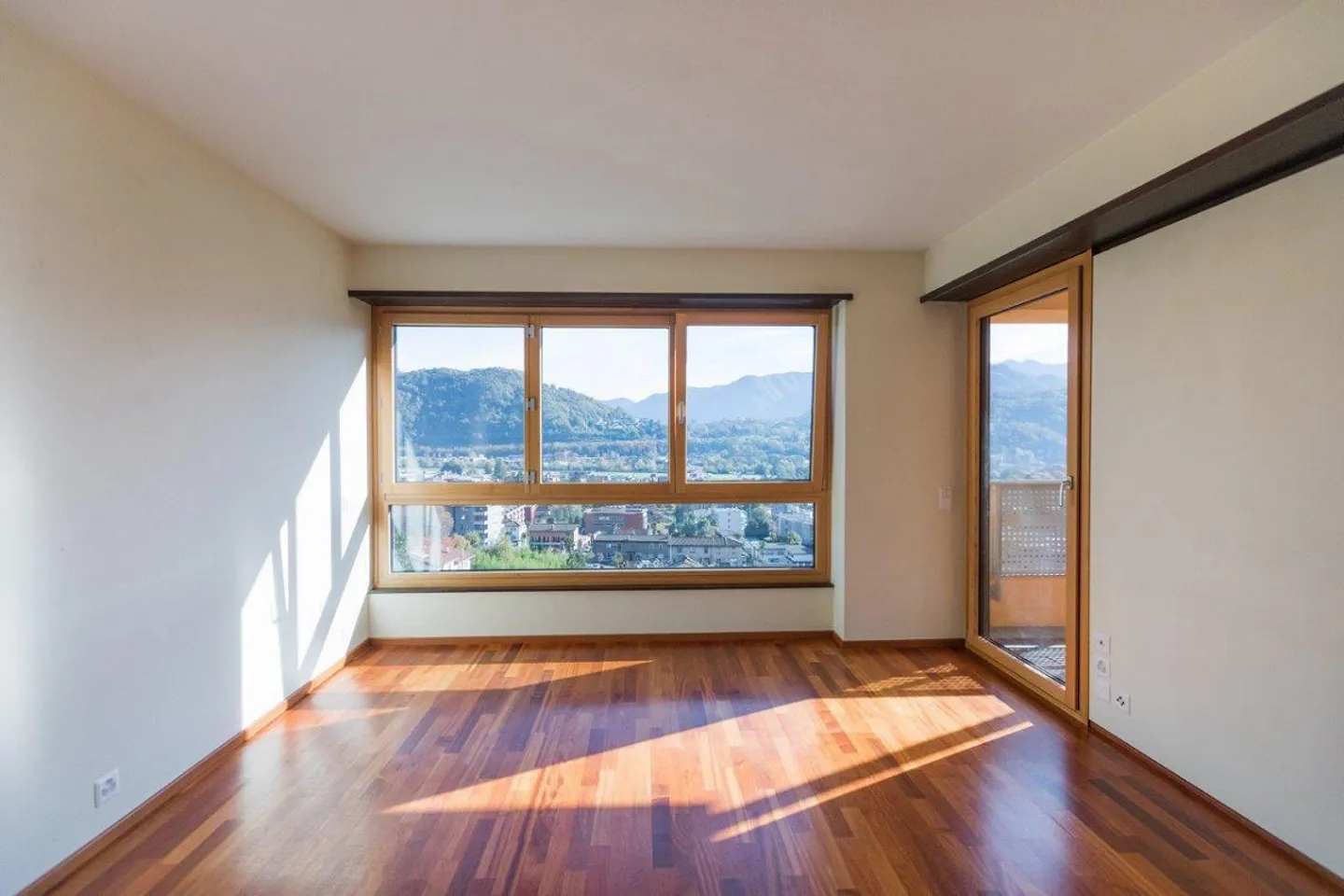 Villa unifamiliare esclusiva con vista lago - Foto 4 di 9