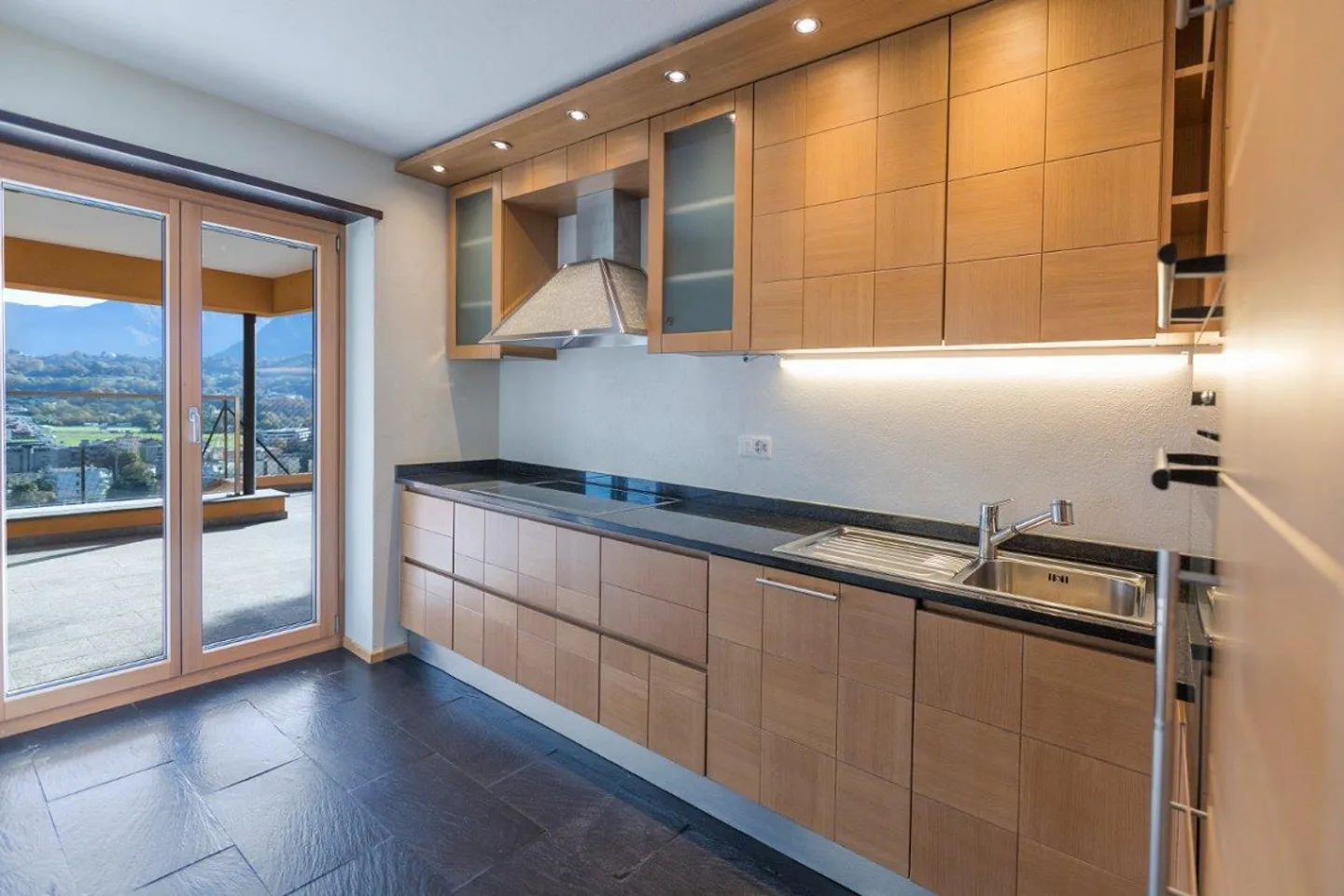 Villa unifamiliare esclusiva con vista lago - Foto 6 di 9