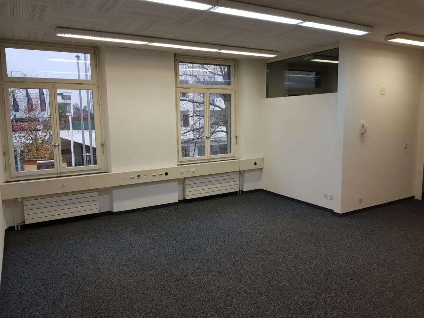 Bureau pratique avec WC et réfrigérateur directement à la gare - Photo 1 sur 9