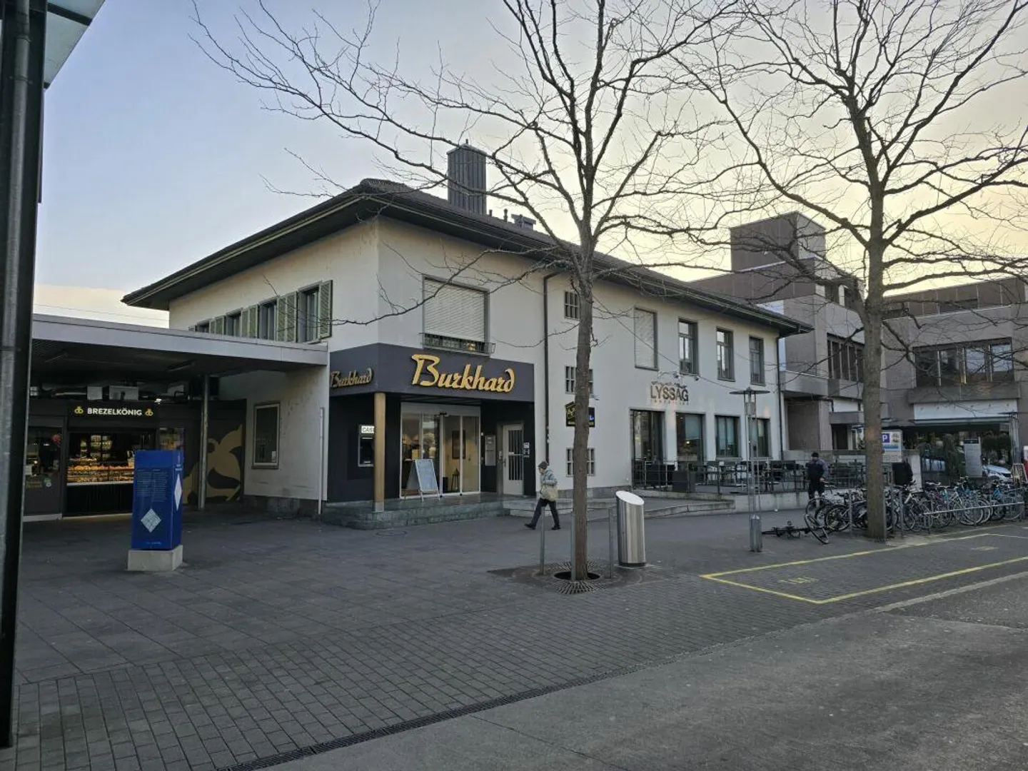 Bureau pratique avec WC et réfrigérateur directement à la gare - Photo 2 sur 9
