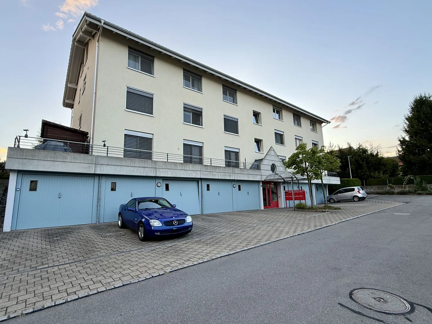 Spacious living with mountain view - 5.5-room maisonette in Römerswil - Photo 2 of 16