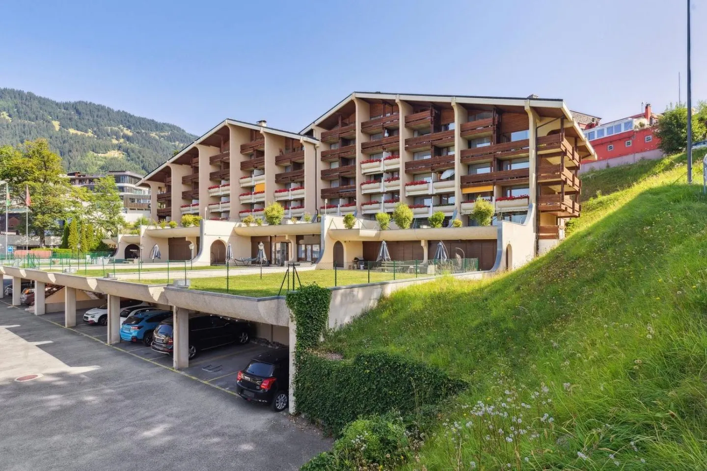 Wunderschöne renovierte Doppelwohnung mit Innenpool - Foto 1 von 13