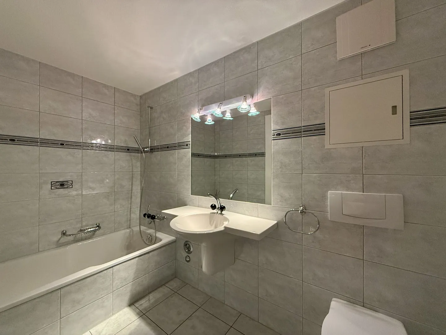 Spacious living with mountain view - 5.5-room maisonette in Römerswil - Photo 10 of 16