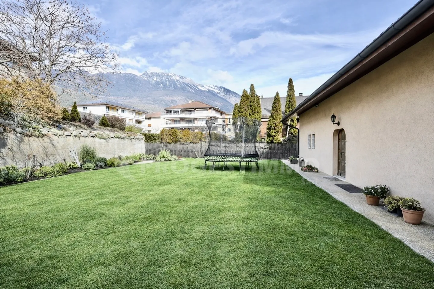 6.5-ROOM VILLA, GENEROUS VOLUMES AND HIGH EXTENSION POTENTIAL - Photo 1 of 13
