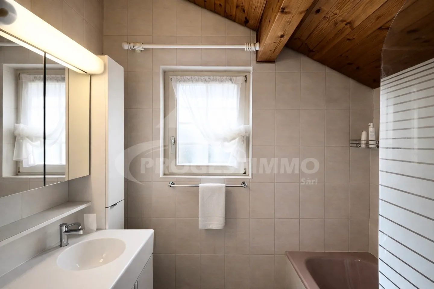 6.5-ROOM VILLA, GENEROUS VOLUMES AND HIGH EXTENSION POTENTIAL - Photo 11 of 13