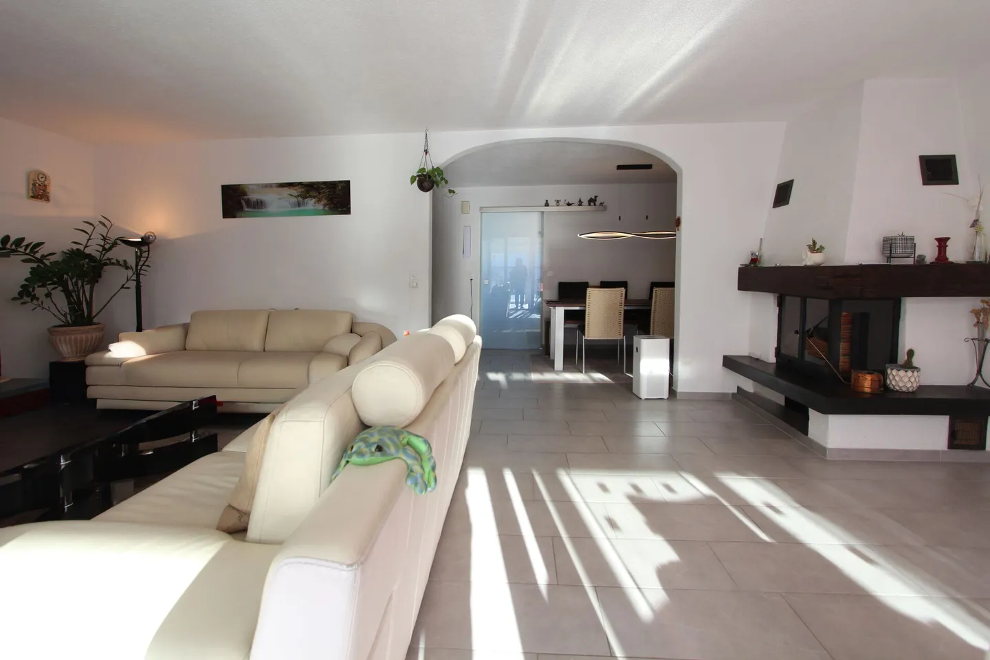 LIVING WITH QUALITY OF LIFE - spacious family home with pool, winter garden and plenty of space - Photo 4 of 14