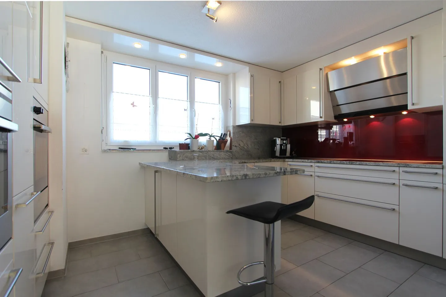 LIVING WITH QUALITY OF LIFE - spacious family home with pool, winter garden and plenty of space - Photo 8 of 14