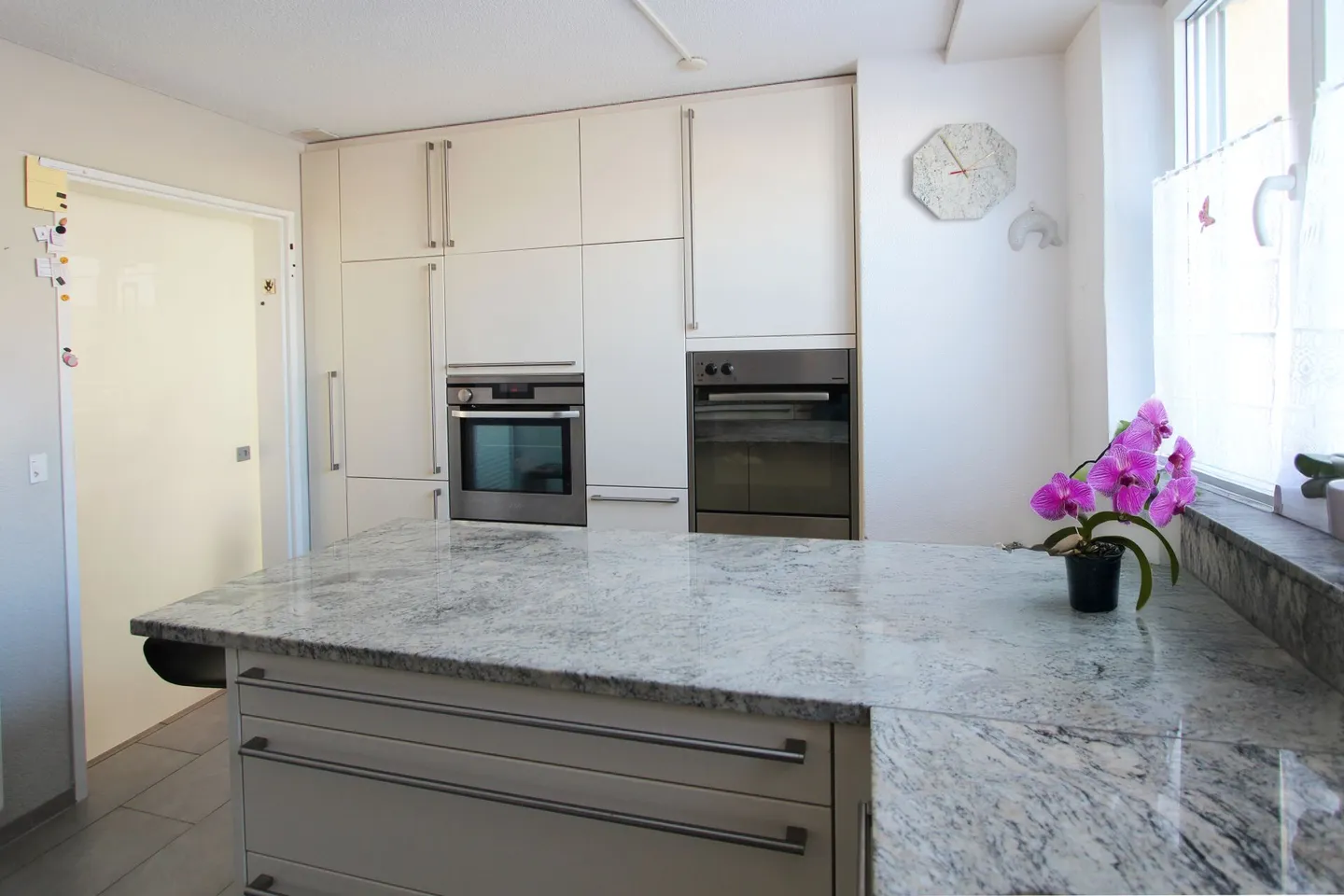 LIVING WITH QUALITY OF LIFE - spacious family home with pool, winter garden and plenty of space - Photo 10 of 14