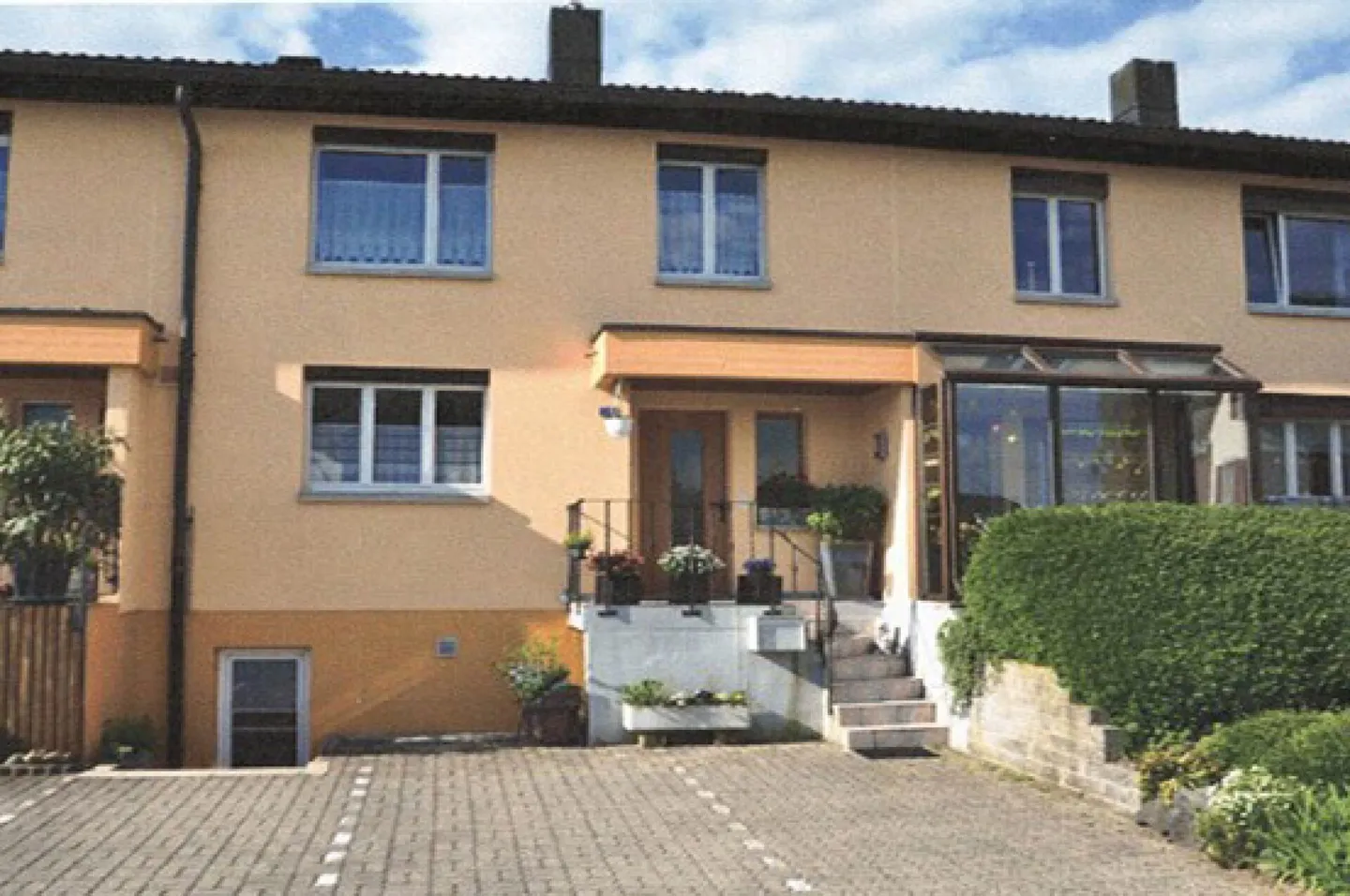 LIVING WITH QUALITY OF LIFE - spacious family home with pool, winter garden and plenty of space - Photo 14 of 14