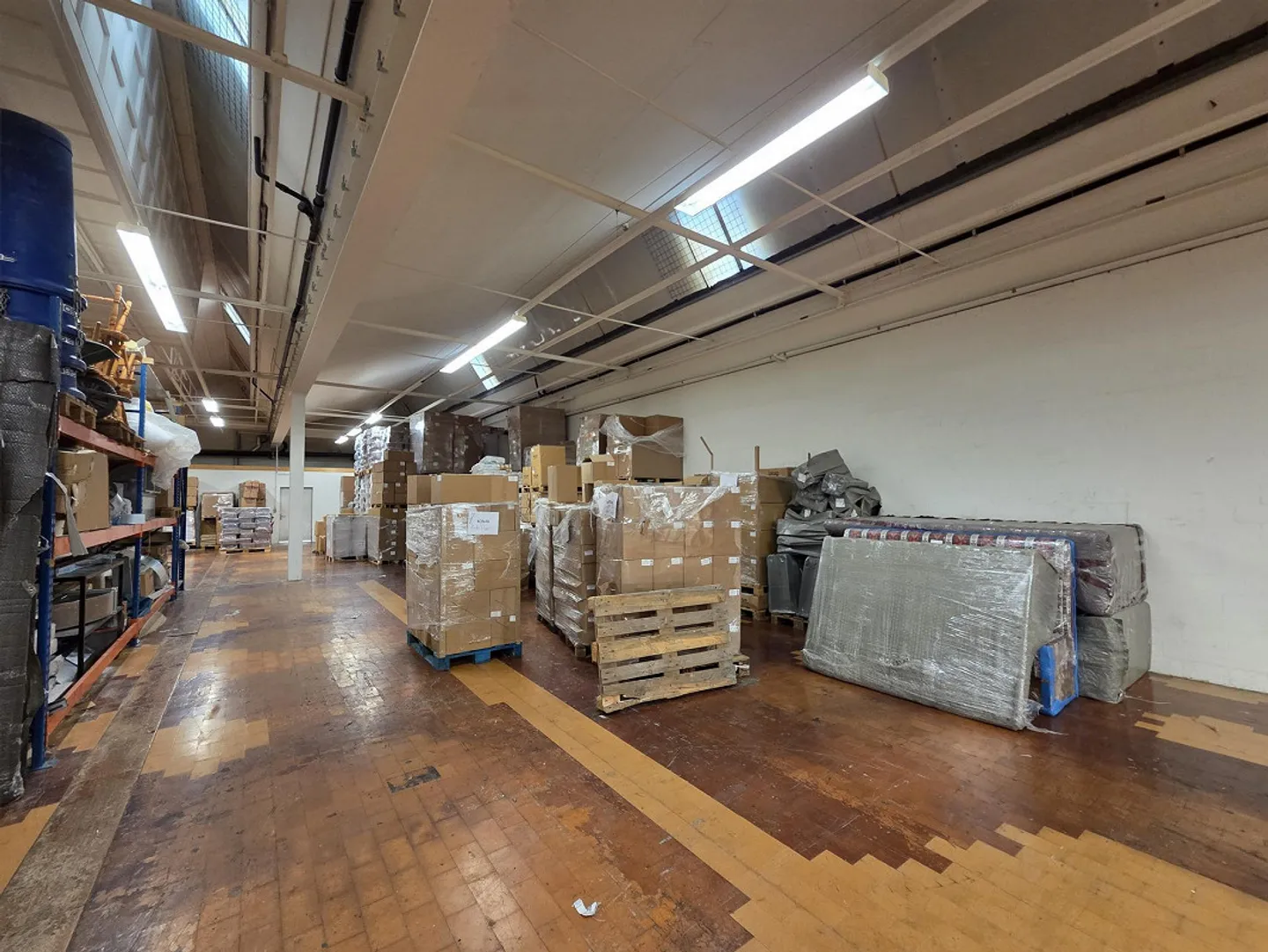 Spazi di stoccaggio aperti con soffitti alti in una posizione centrale - Foto 1 di 3