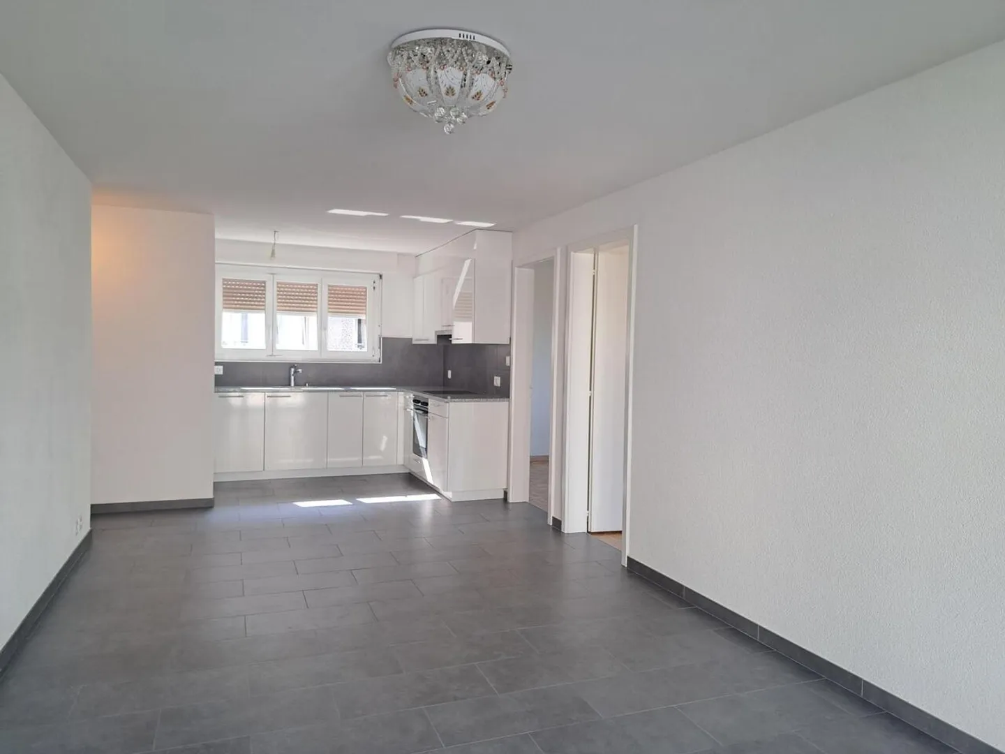 SCHÖNE 3-ZIMMER-WOHNUNG RENOVIERT IN EINEM GEBÄUDE MIT AUFZUG - Foto 1 von 7