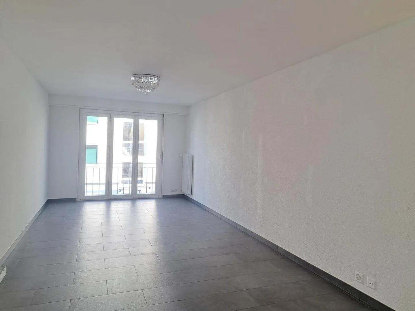 SCHÖNE 3-ZIMMER-WOHNUNG RENOVIERT IN EINEM GEBÄUDE MIT AUFZUG - Foto 3 von 7