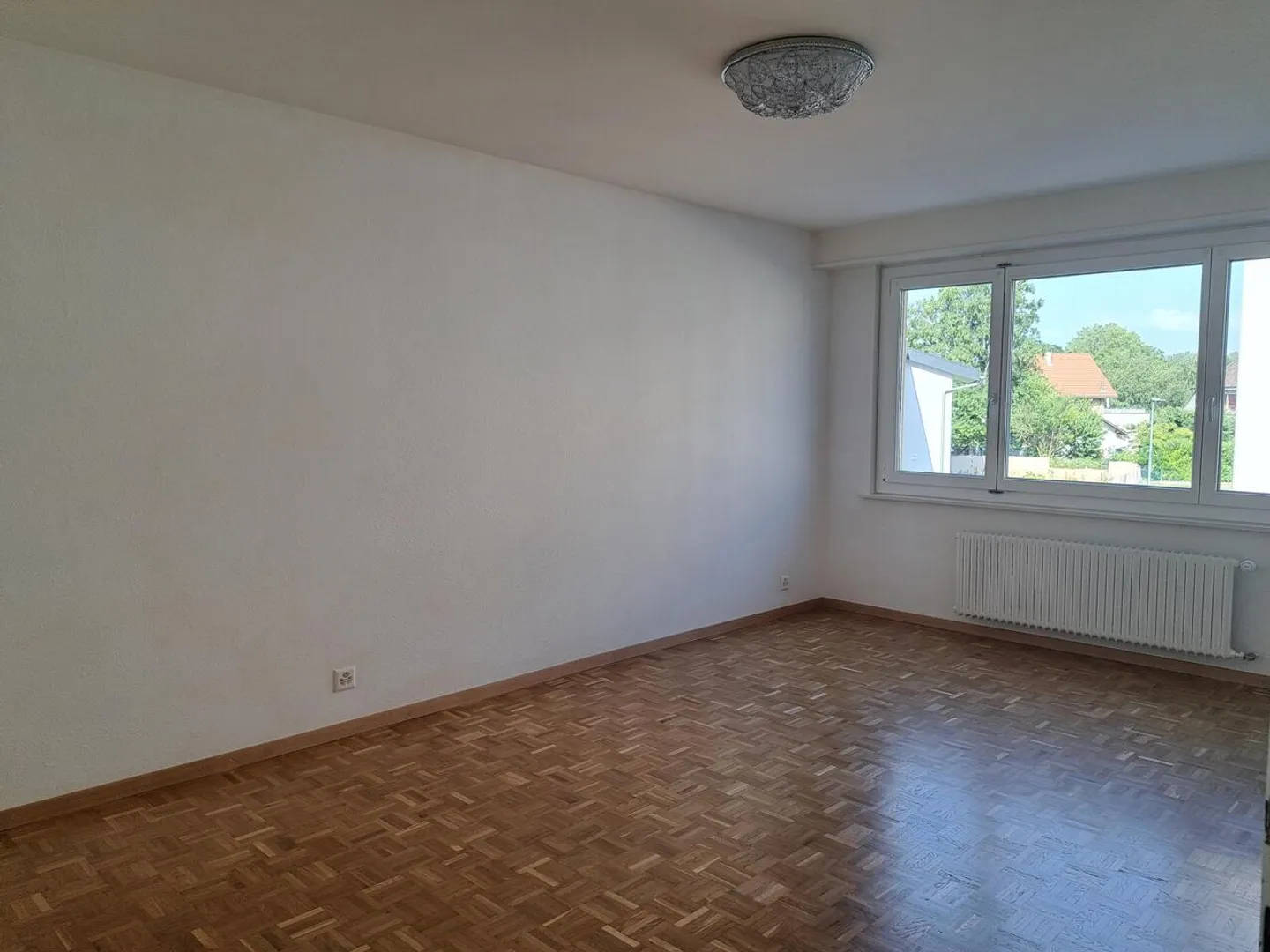 SCHÖNE 3-ZIMMER-WOHNUNG RENOVIERT IN EINEM GEBÄUDE MIT AUFZUG - Foto 5 von 7