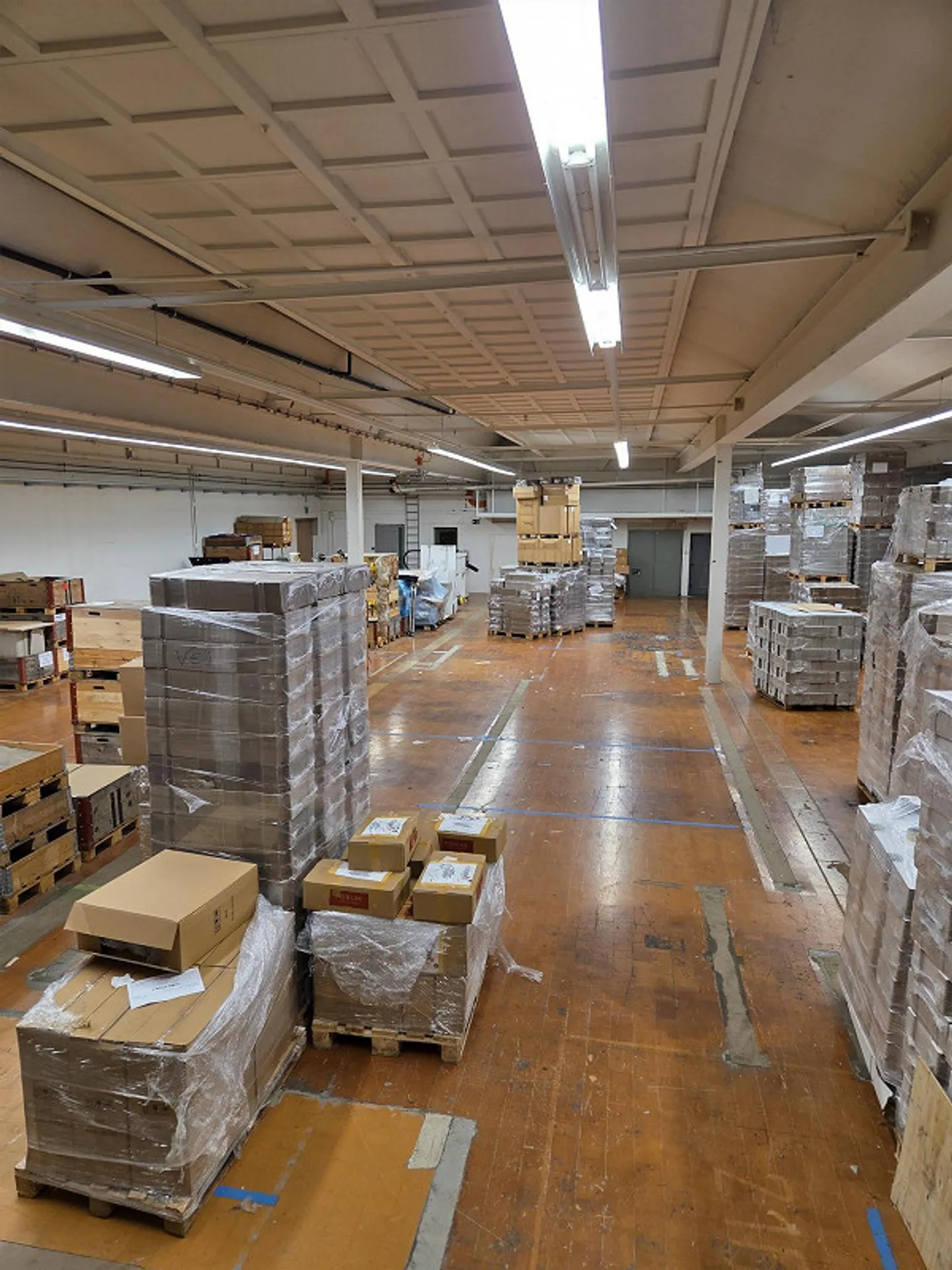 Spazi di stoccaggio aperti con soffitti alti in una posizione centrale - Foto 2 di 3