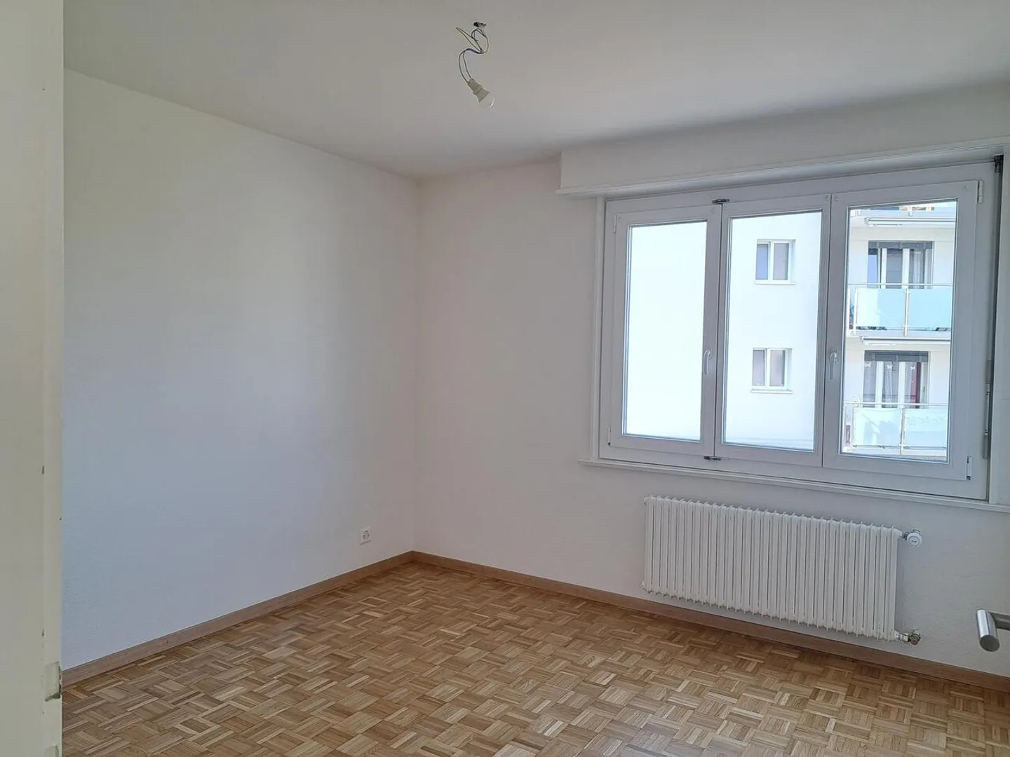 SCHÖNE 3-ZIMMER-WOHNUNG RENOVIERT IN EINEM GEBÄUDE MIT AUFZUG - Foto 4 von 7