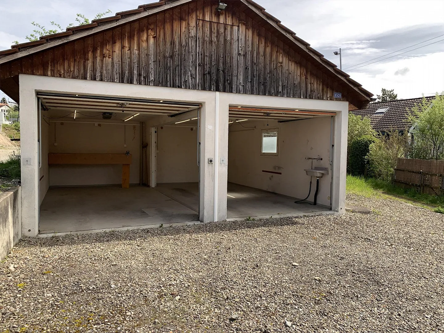 ganze freistehende Doppelgarage / separat Wohnmobilabstellplatz - Foto 1 von 4