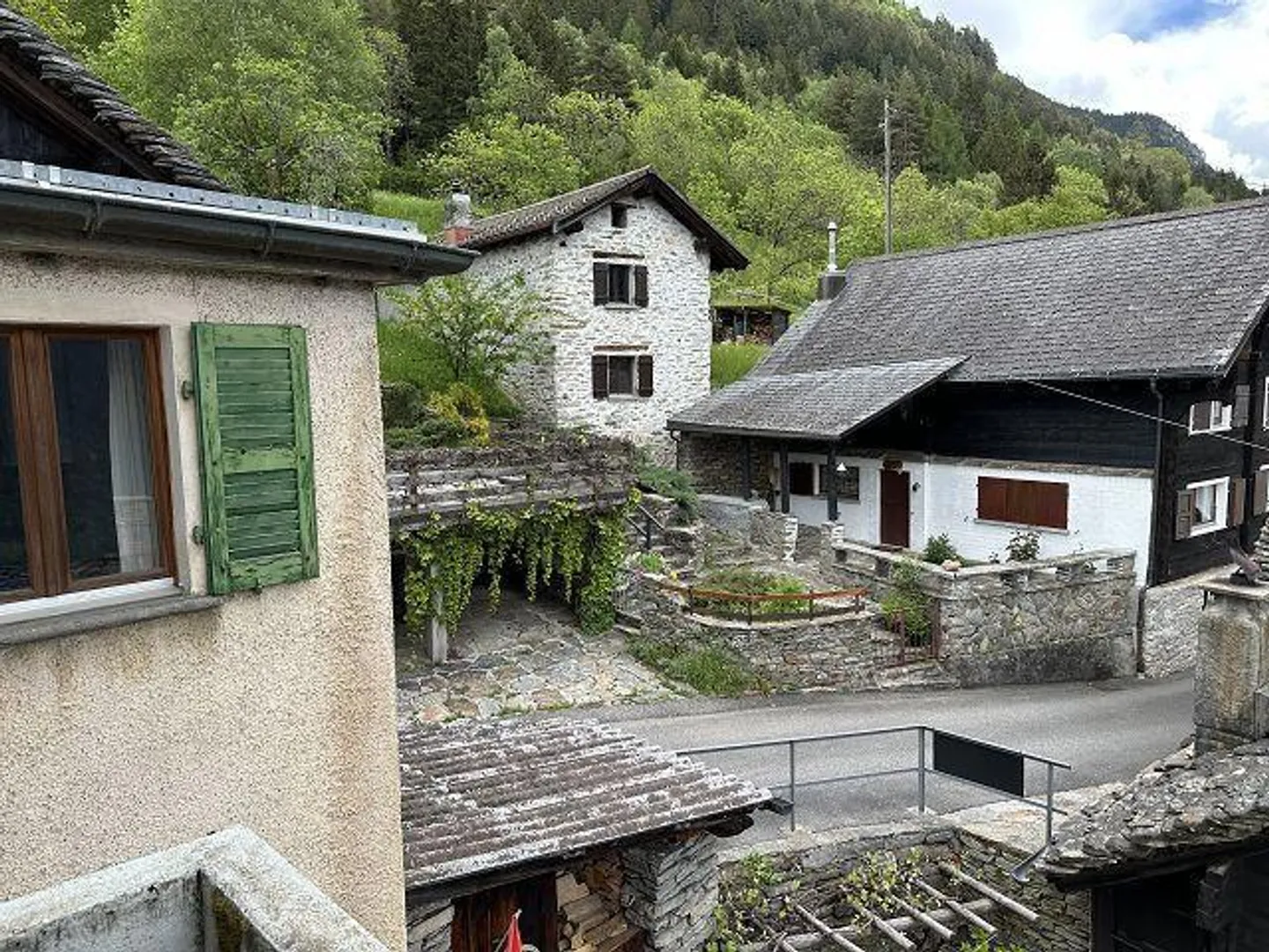 Maison de 3 familles dans un emplacement très calme et ensoleillé avec vue - Photo 29 sur 34