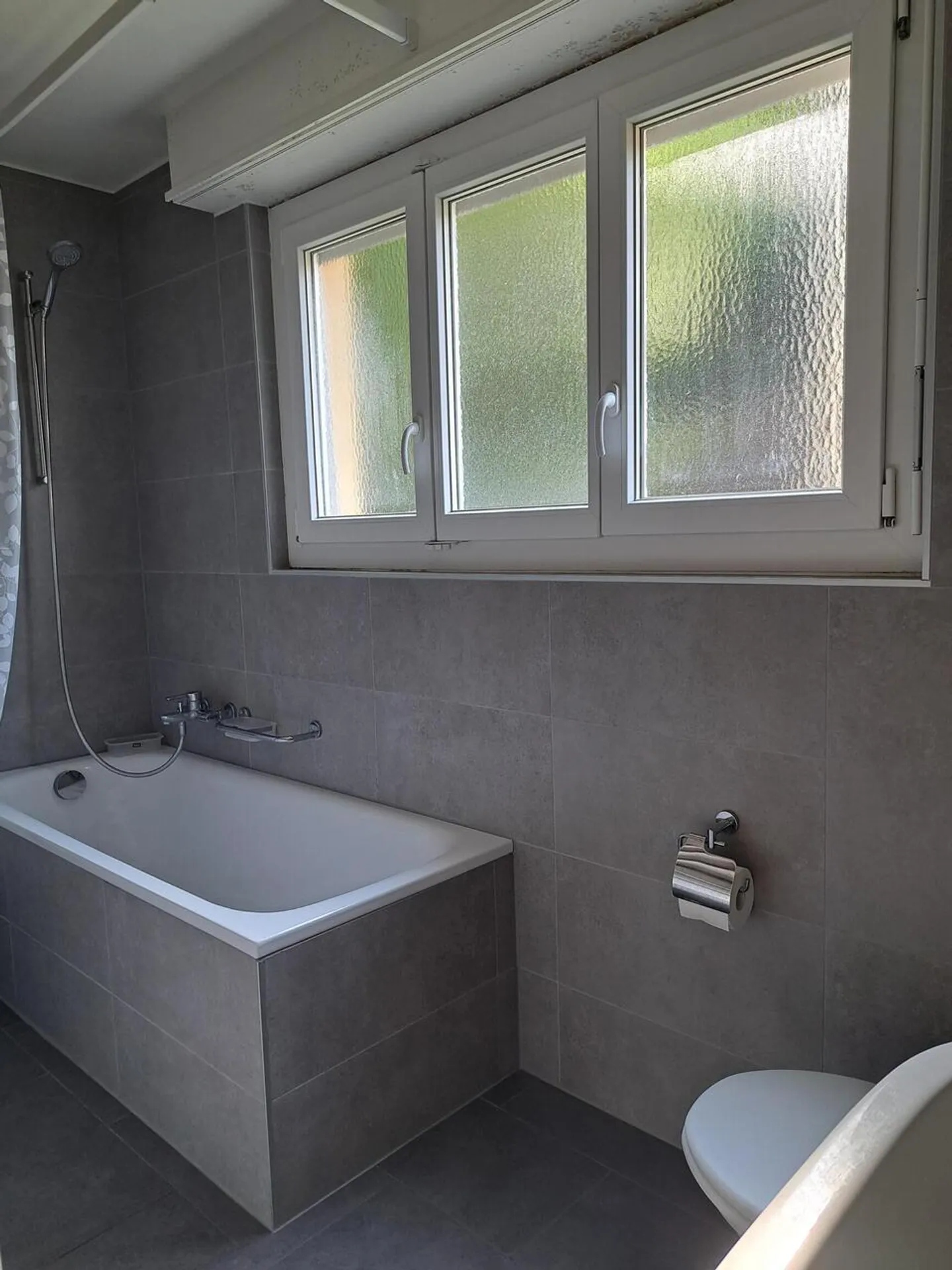 SCHÖNE 3-ZIMMER-WOHNUNG RENOVIERT IN EINEM GEBÄUDE MIT AUFZUG - Foto 6 von 7