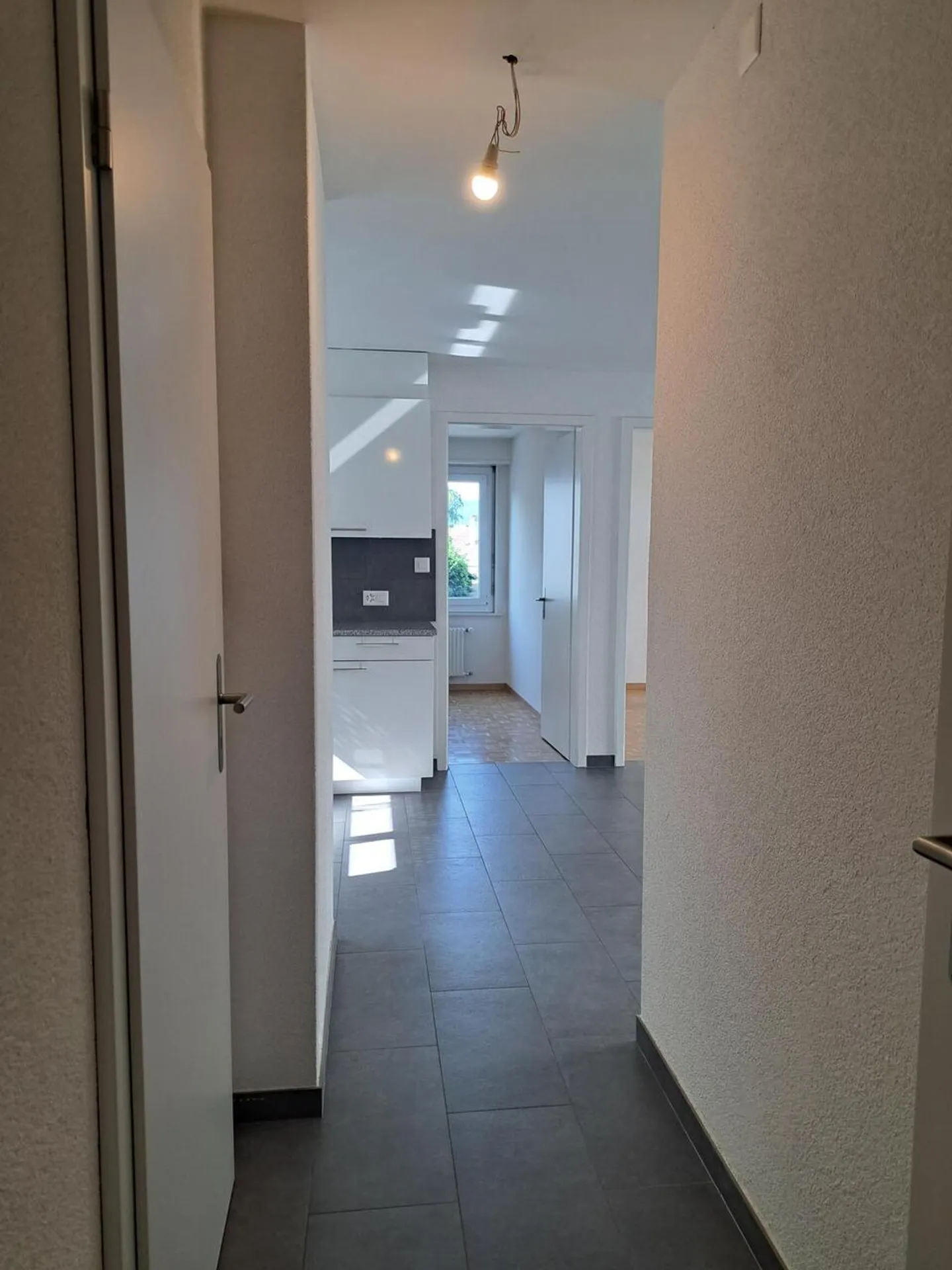 SCHÖNE 3-ZIMMER-WOHNUNG RENOVIERT IN EINEM GEBÄUDE MIT AUFZUG - Foto 7 von 7