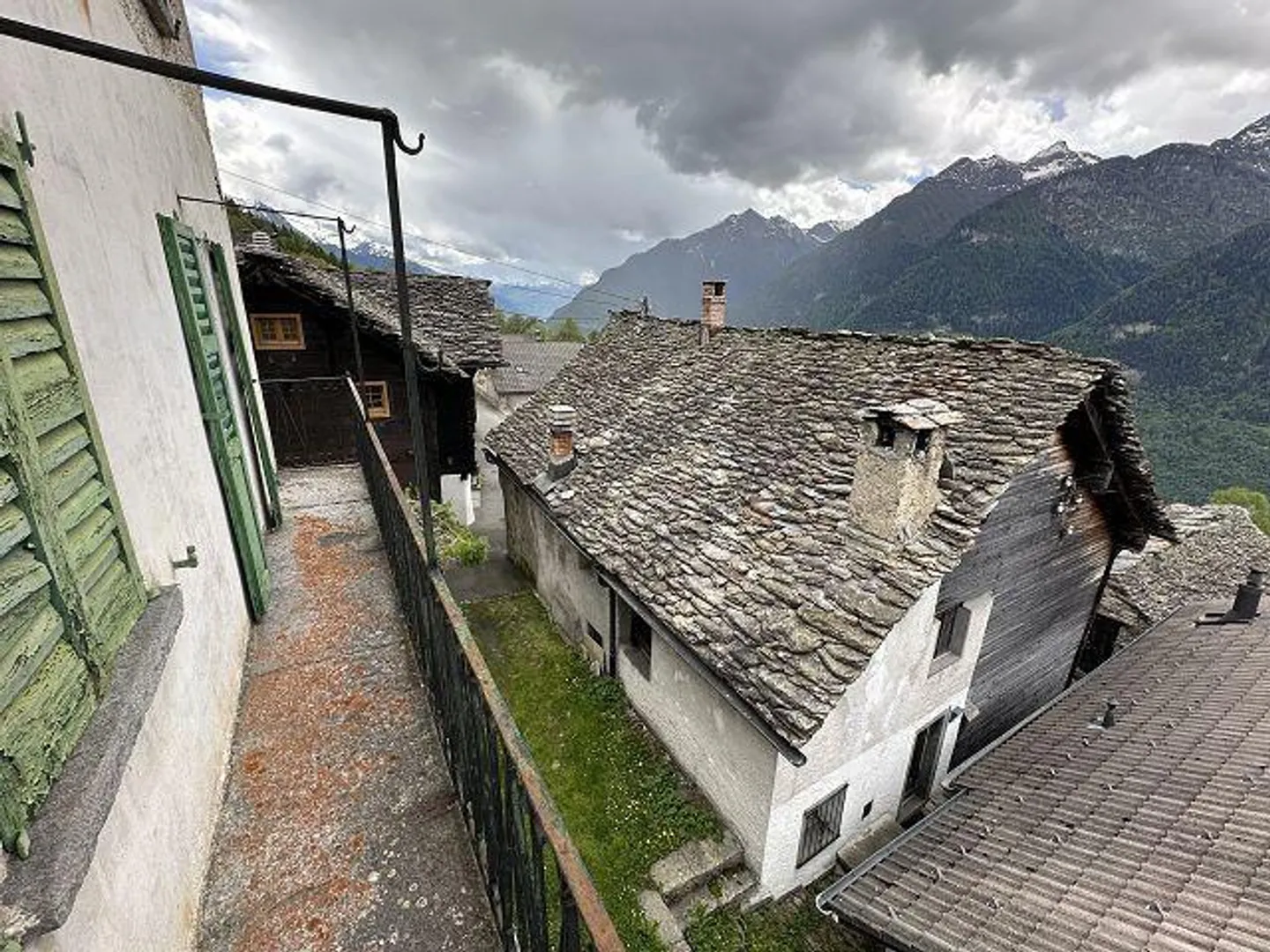 Maison de 3 familles dans un emplacement très calme et ensoleillé avec vue - Photo 24 sur 34